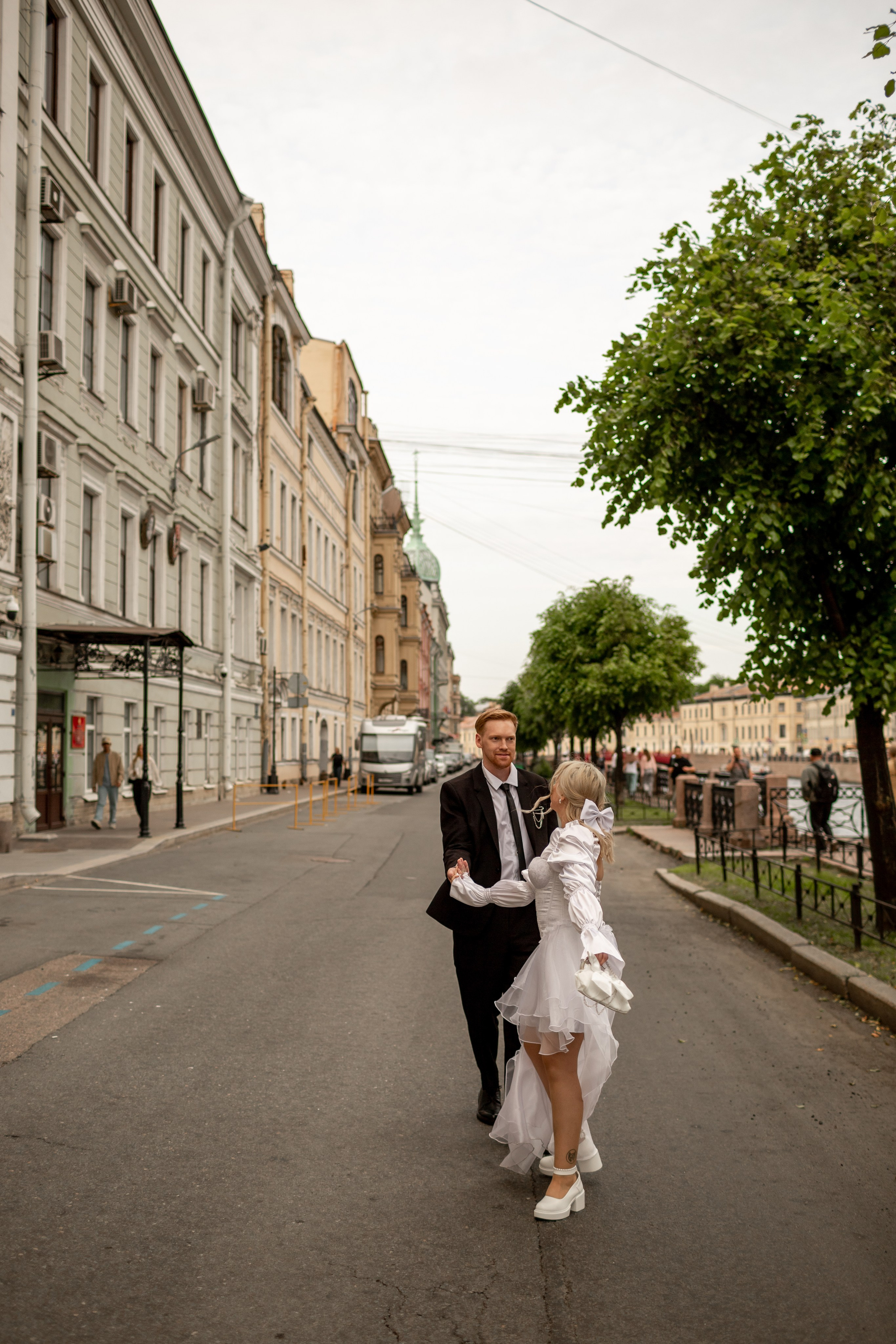 Атмосферная свадебная фотопрогулка по красивым улицам города.