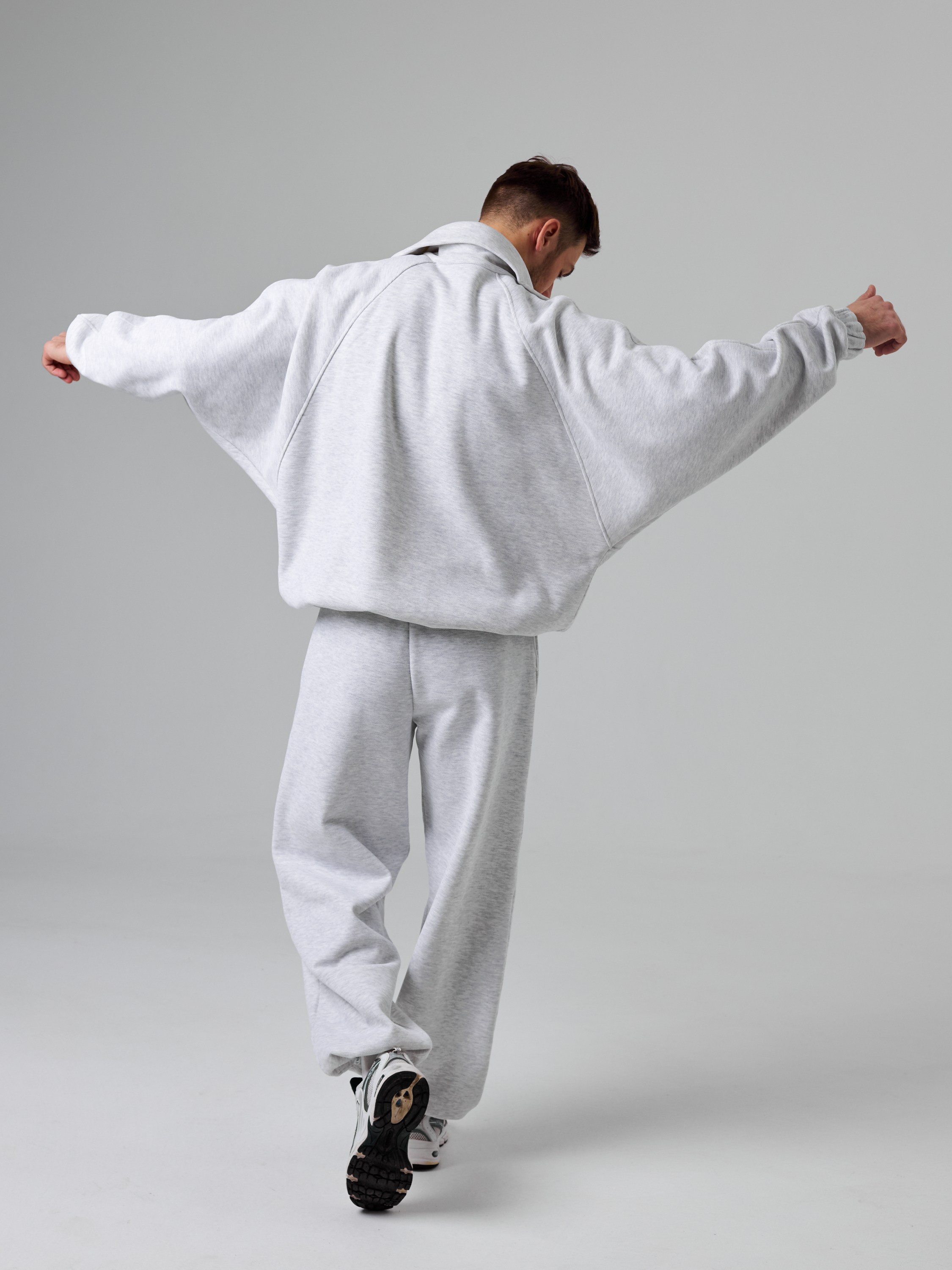 Фотосъемка оверсайз костюмов Екатеринбург Wildberries ВБ Ozon Озон спортивный костюм оверсайз фотосессия одежды Екб заказать цена фото товар. Фотограф Екатеринбург Анастасия Жерновская | Маркетплейсы и нейрофото