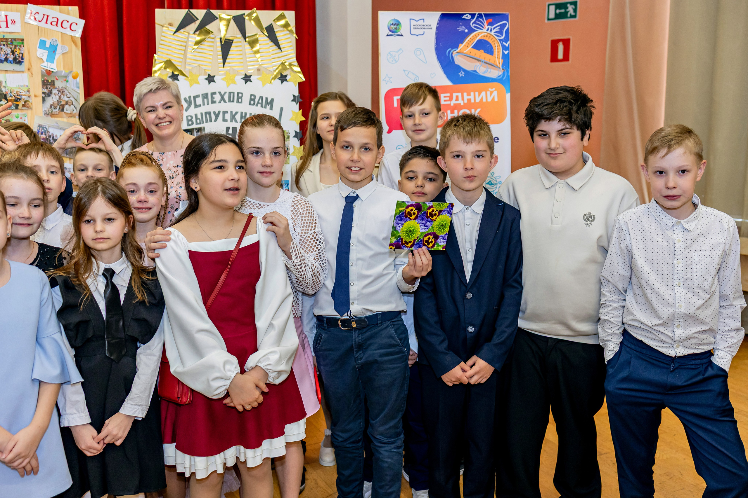 Выпускной праздник в начальной школе. Фотограф и видеограф Москва. Свадебный фотограф, видеограф. Выпускные альбомы. Оживающие альбомы