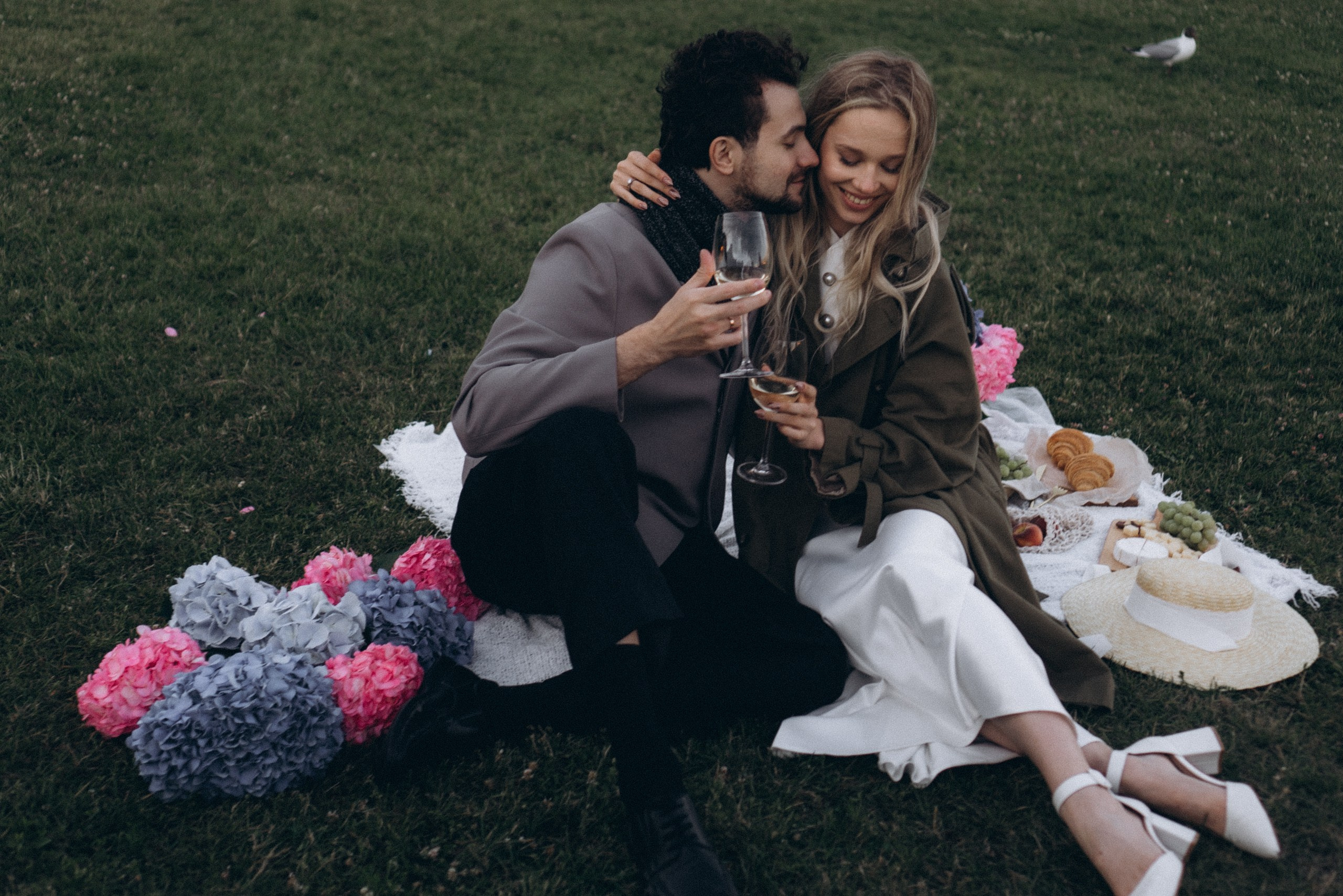 СВАДЕБНАЯ СЬЕМКА ПАРЫ НА РАССВЕТЕ В БЕЛЫЕ НОЧИ И ПРОГУЛКА С РАЗВОДНЫМИ МОСТАМИ И ПИКНИК ВОЗЛЕ ИСАКИЕВСКОГО СОБОРА. Профессиональный фотограф, Санкт-Петербург — Виктория Богомолова