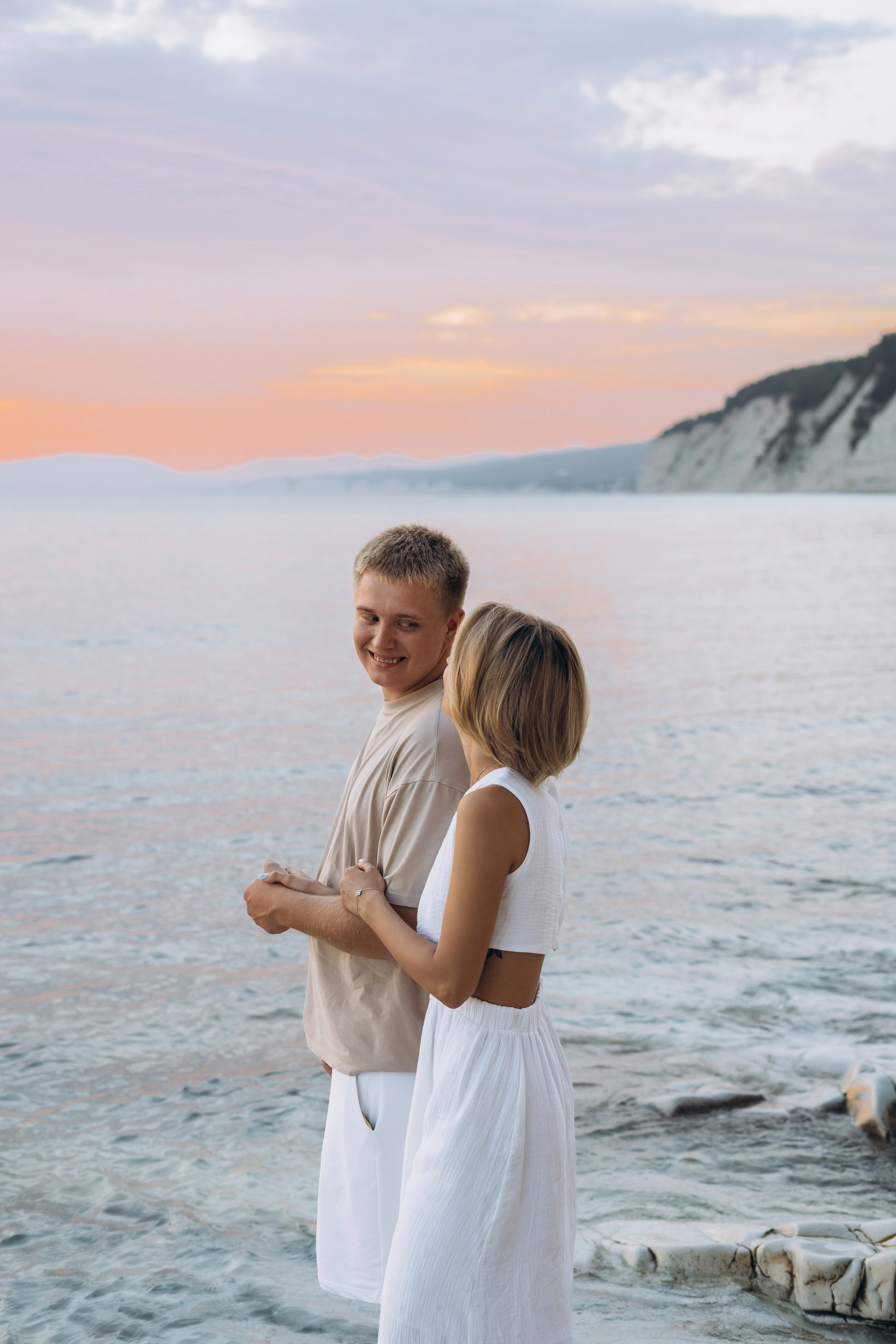 Джанхотский закат как финальный аккорд: семейные объятия на фоне огненного горизонта