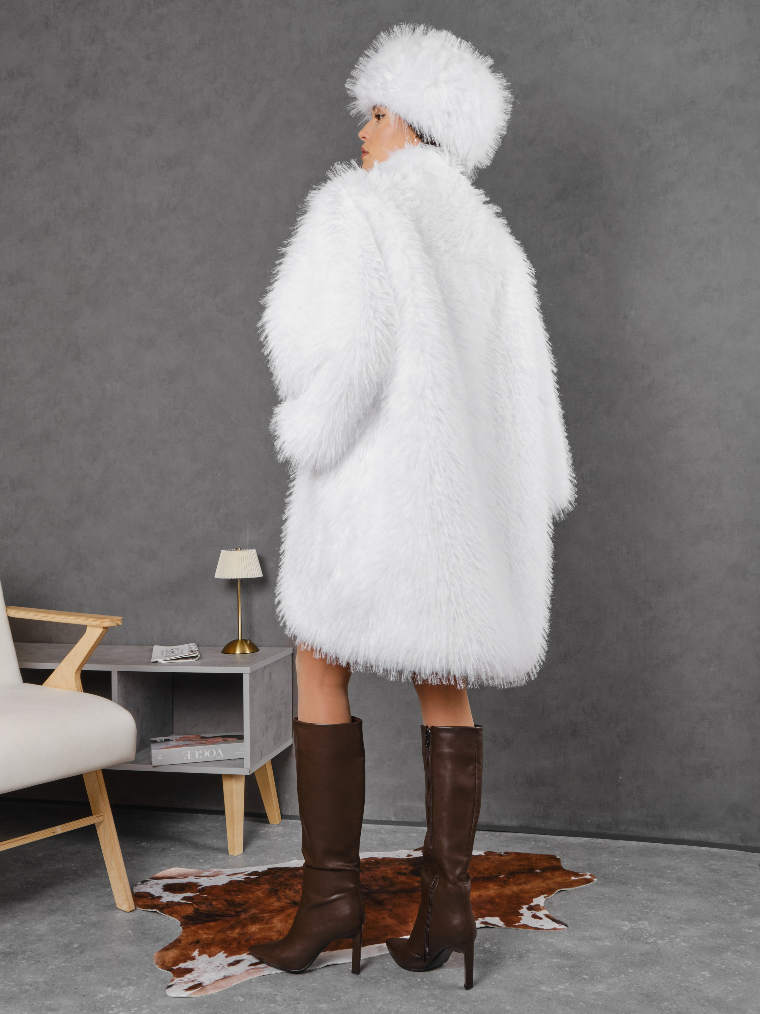 Шубы на сером фоне. Фотостудия для Wildberries Ozon