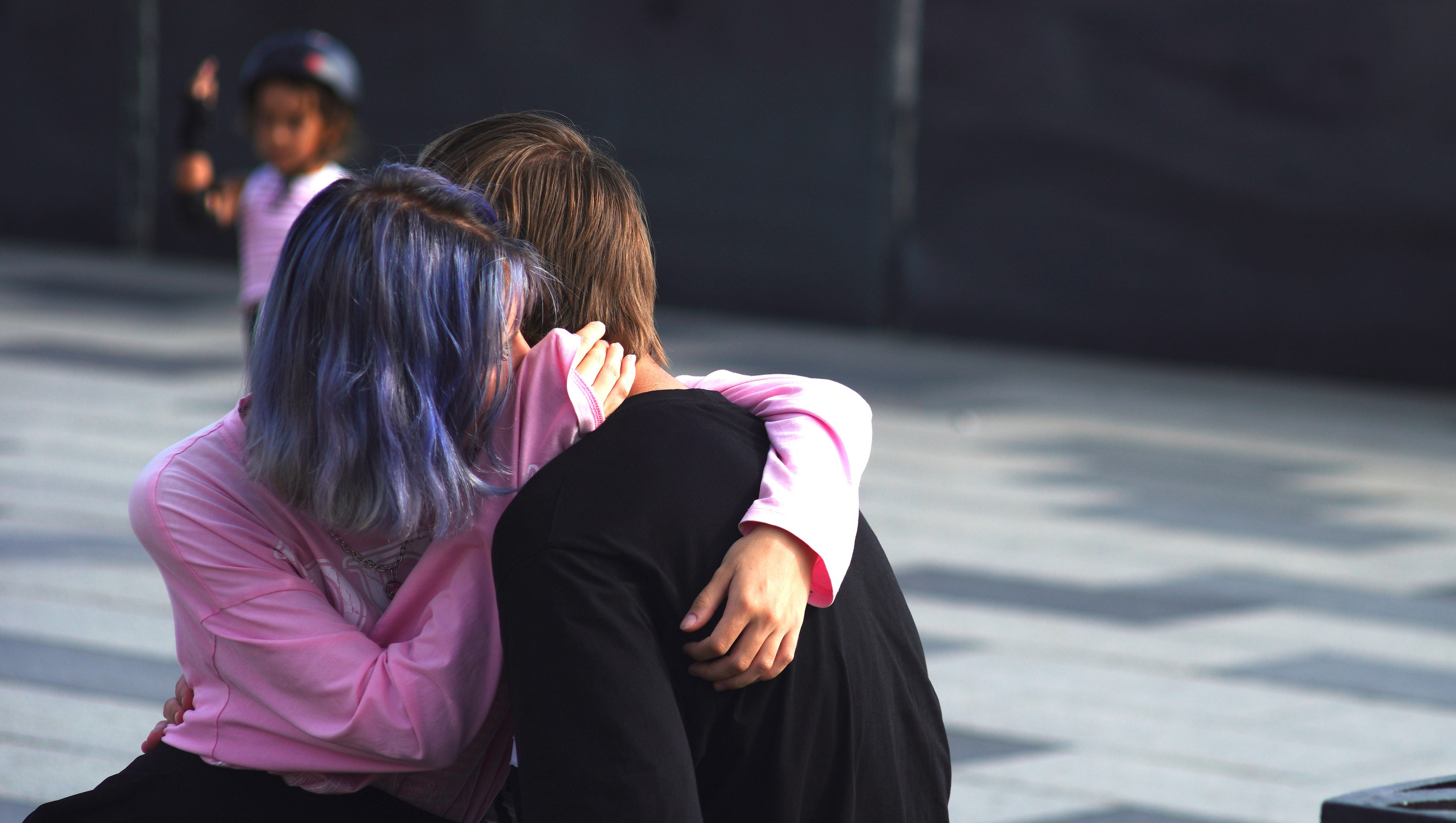 Синие локоны и тёплые объятия. Фотограф Владивосток (художественный портрет, празднование, торжество, мероприятие, фотопрогулка)