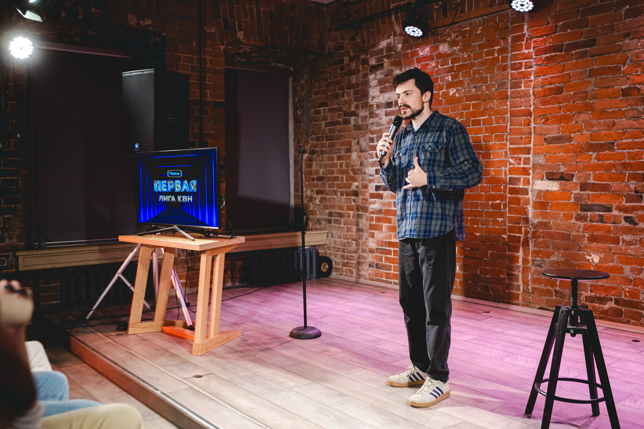 Фотографии стендапа Первой лиги КВН в Перми. Репортажный фотограф в Перми Денис Голдобин
