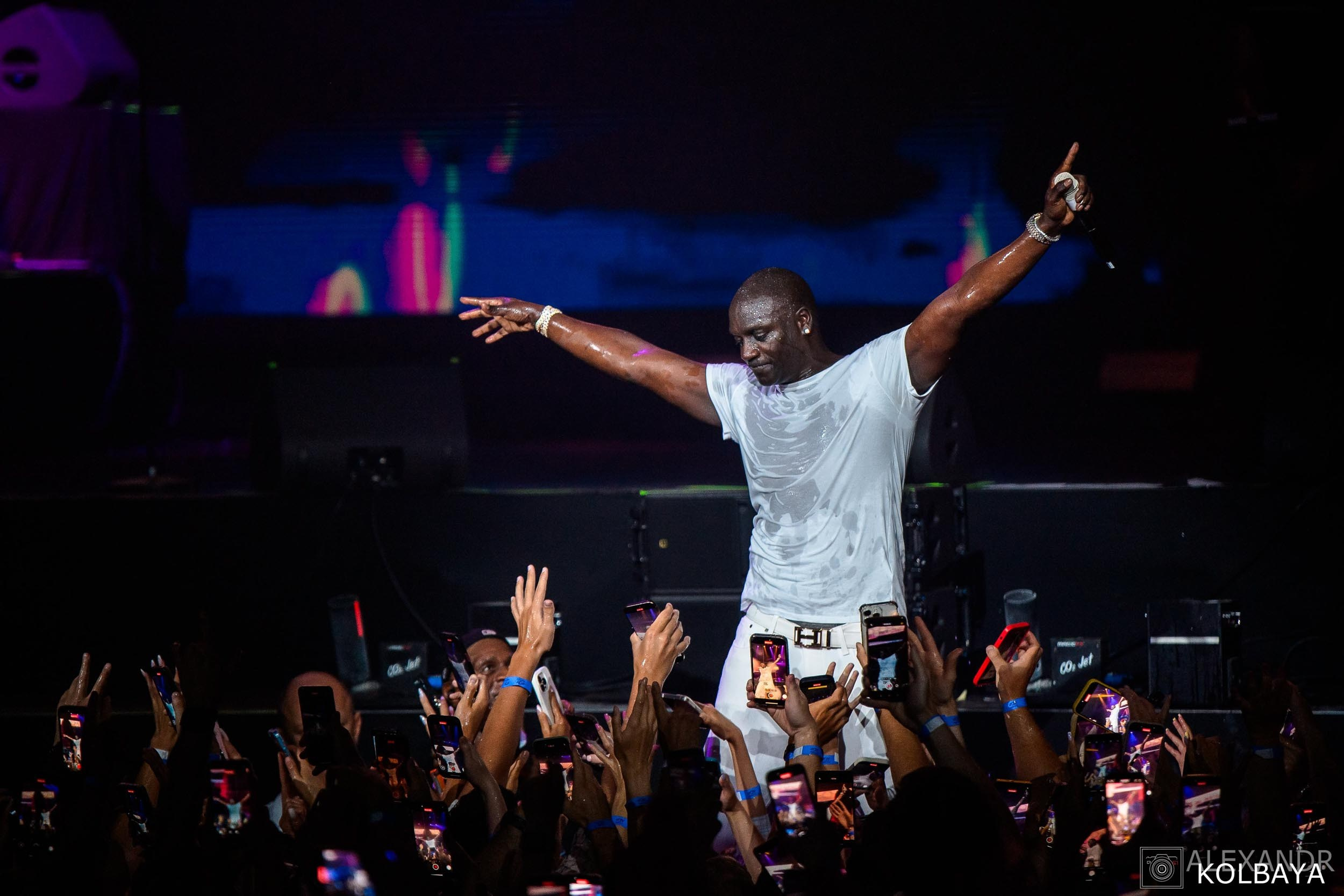Фоторепортаж с концерта AKON в Сочи 8 августа 2025 года. Сириус. Концертный и театральный репортажный фотограф в Москве Александр Колбая