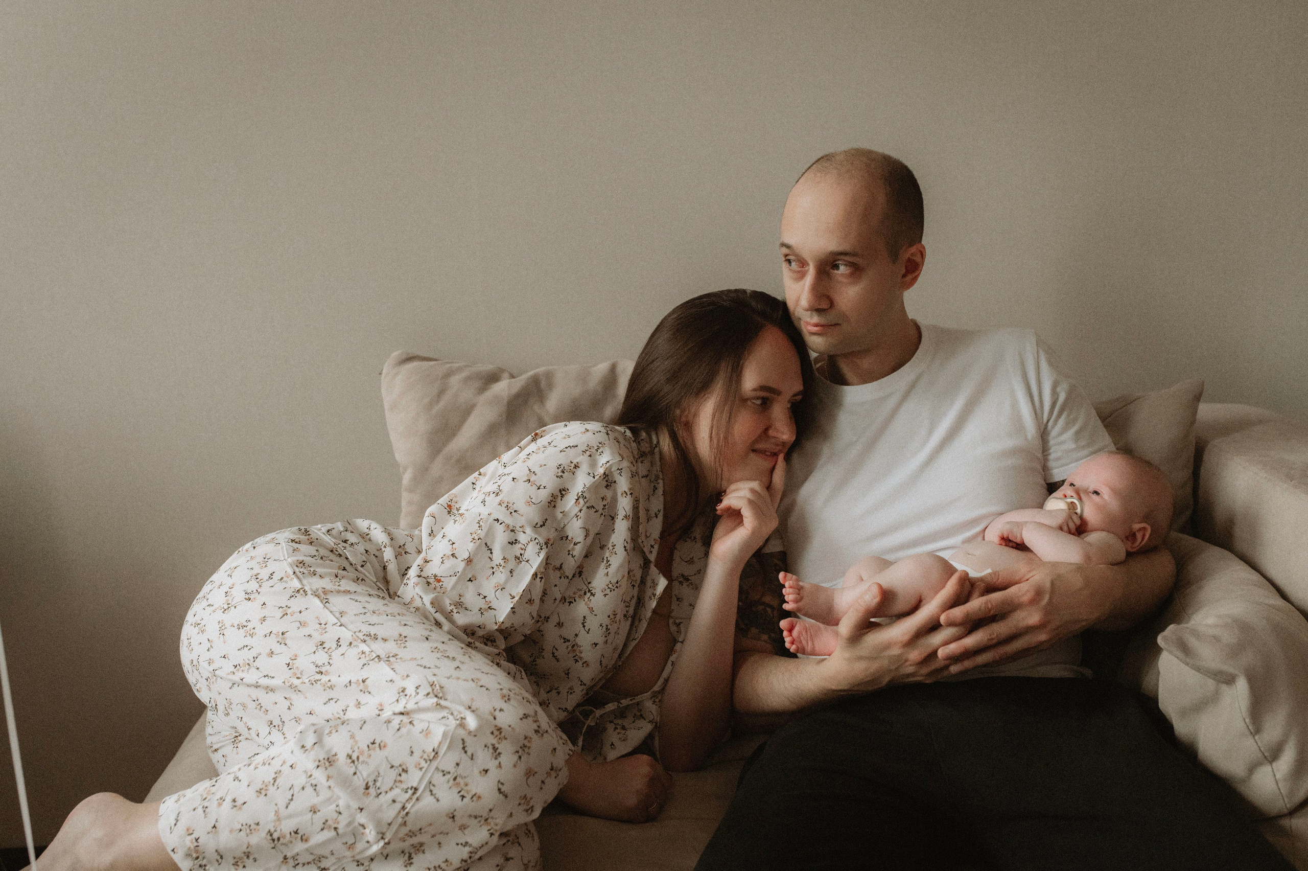 Семейная домашняя фотосессия. Профессиональный фотограф беременности в СПБ. Стильные фотосессии беременности в стиле минимализм и классическая фотография