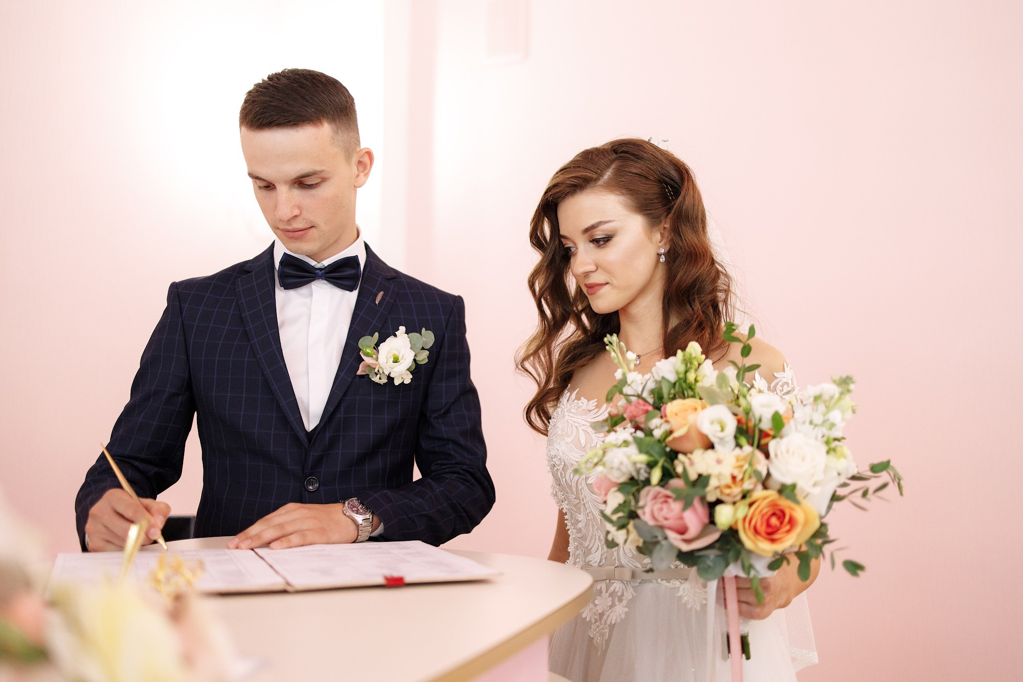 Молодожены ставят подписи в загс города витебска