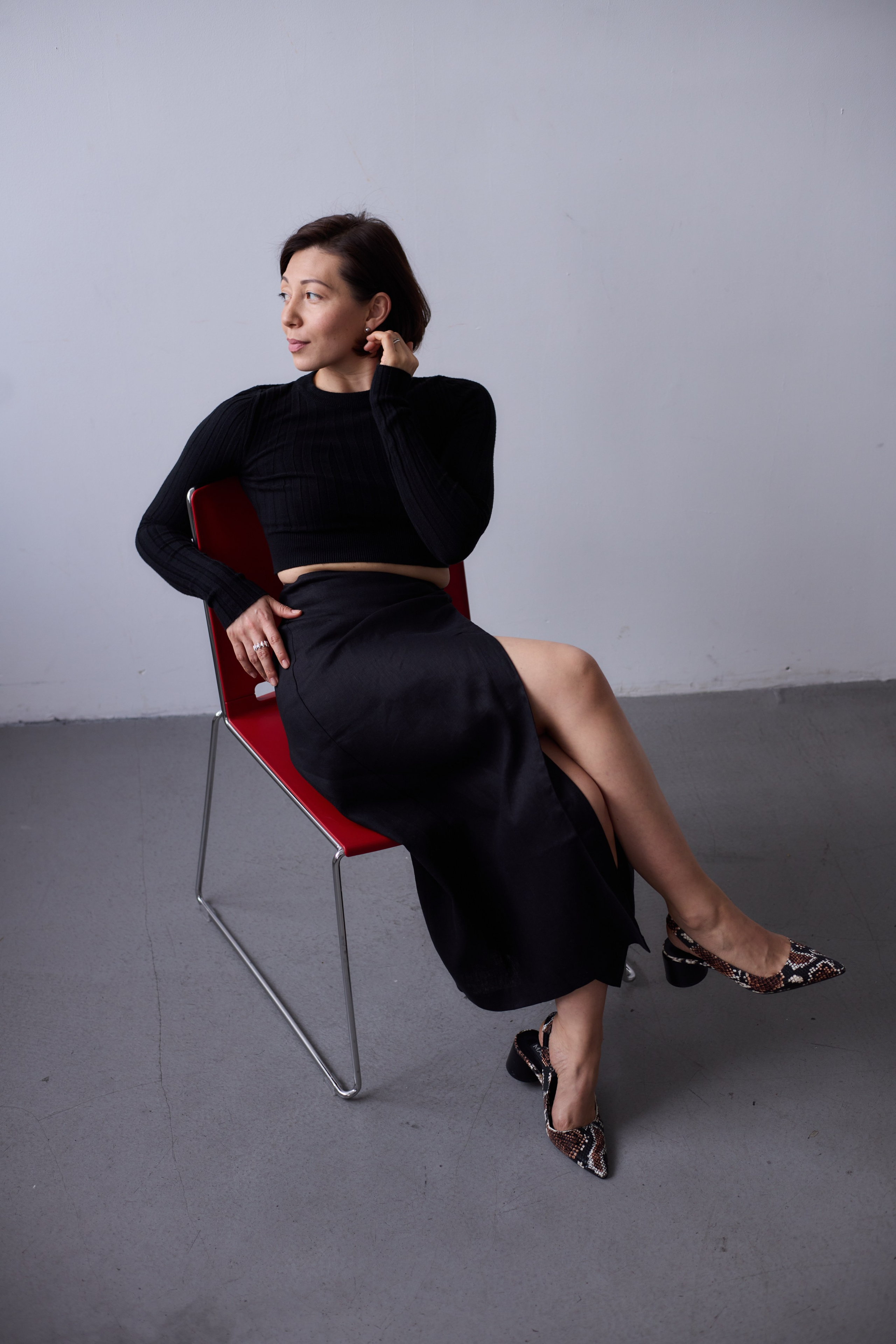 Кристина Кибирева, девушка в офисной одежде. Фото в офисе 