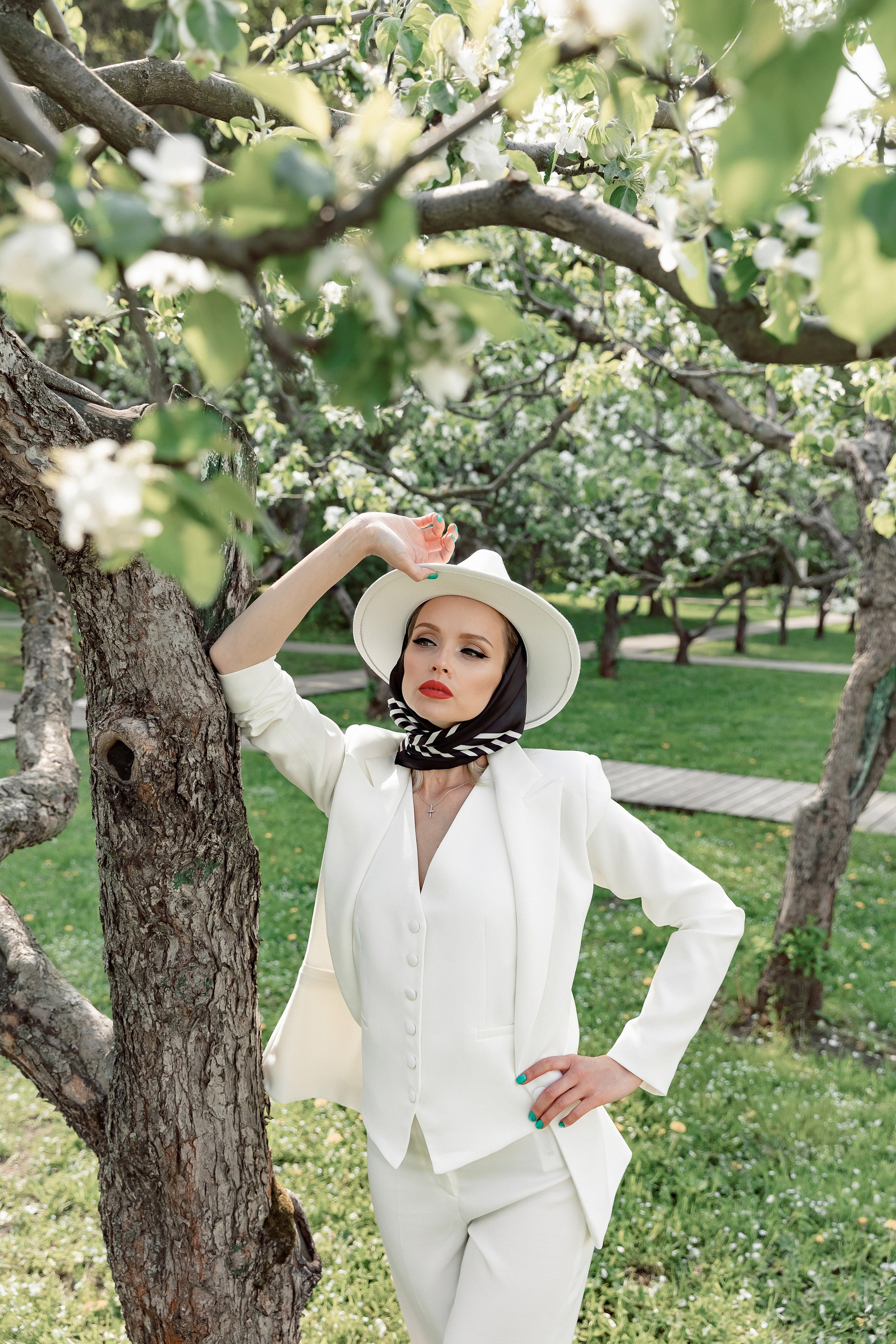 Портретная фотосессия Даши среди яблонь. Свадебный фотограф Москва