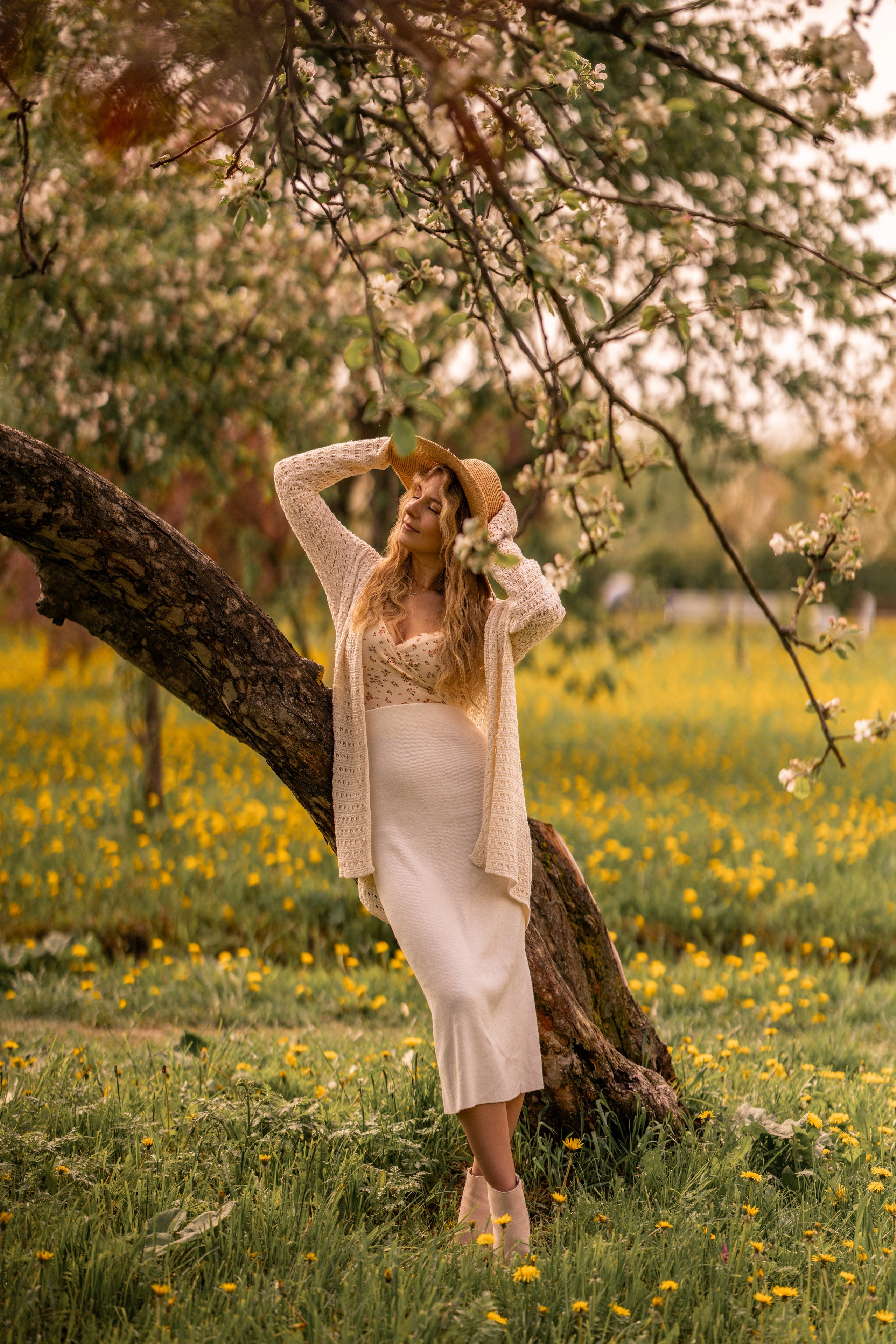 Весенняя сказка Марии в цветущем саду. Семейный и портретный фотограф в Санкт-Петербурге Татьяна Гримоть