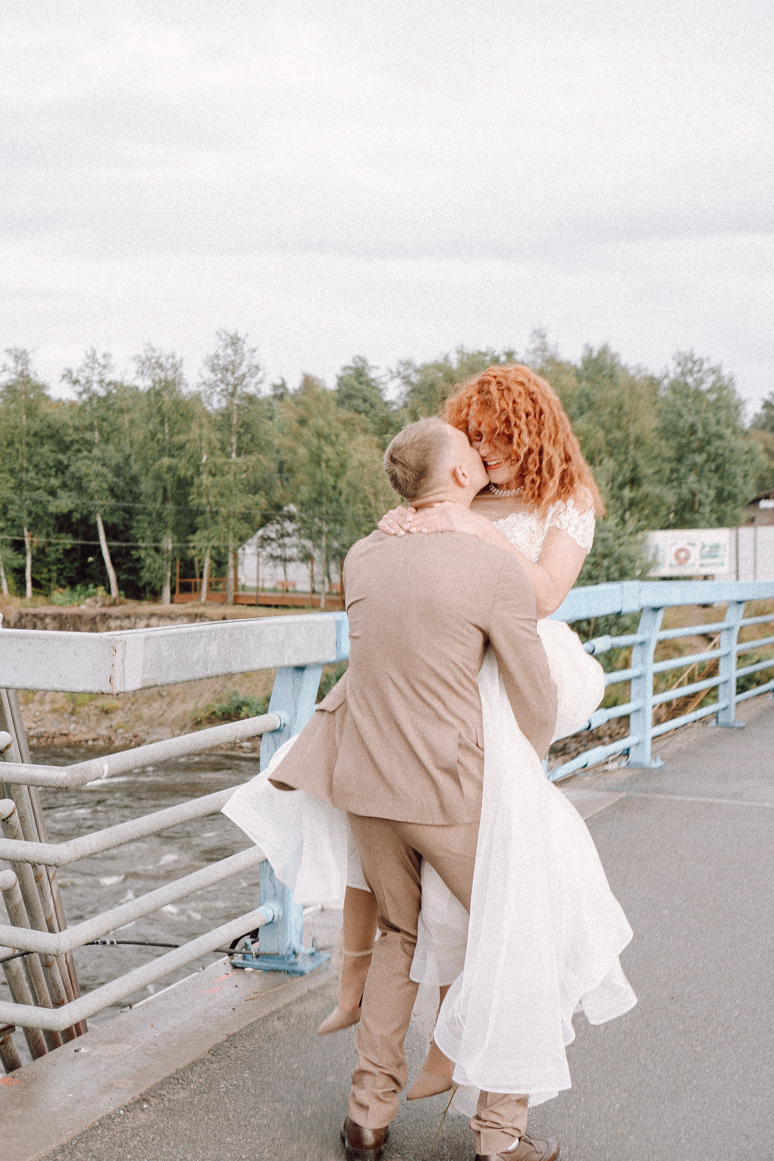 СВАДЕБНАЯ ФОТОСЕССИИЯ ПАРЫ В ГОРОДЕ ПРИОЗЕРСК В СОСНОВОМ ЛЕСУ И С ПИКАПОМ. Профессиональный фотограф, Санкт-Петербург — Виктория Богомолова