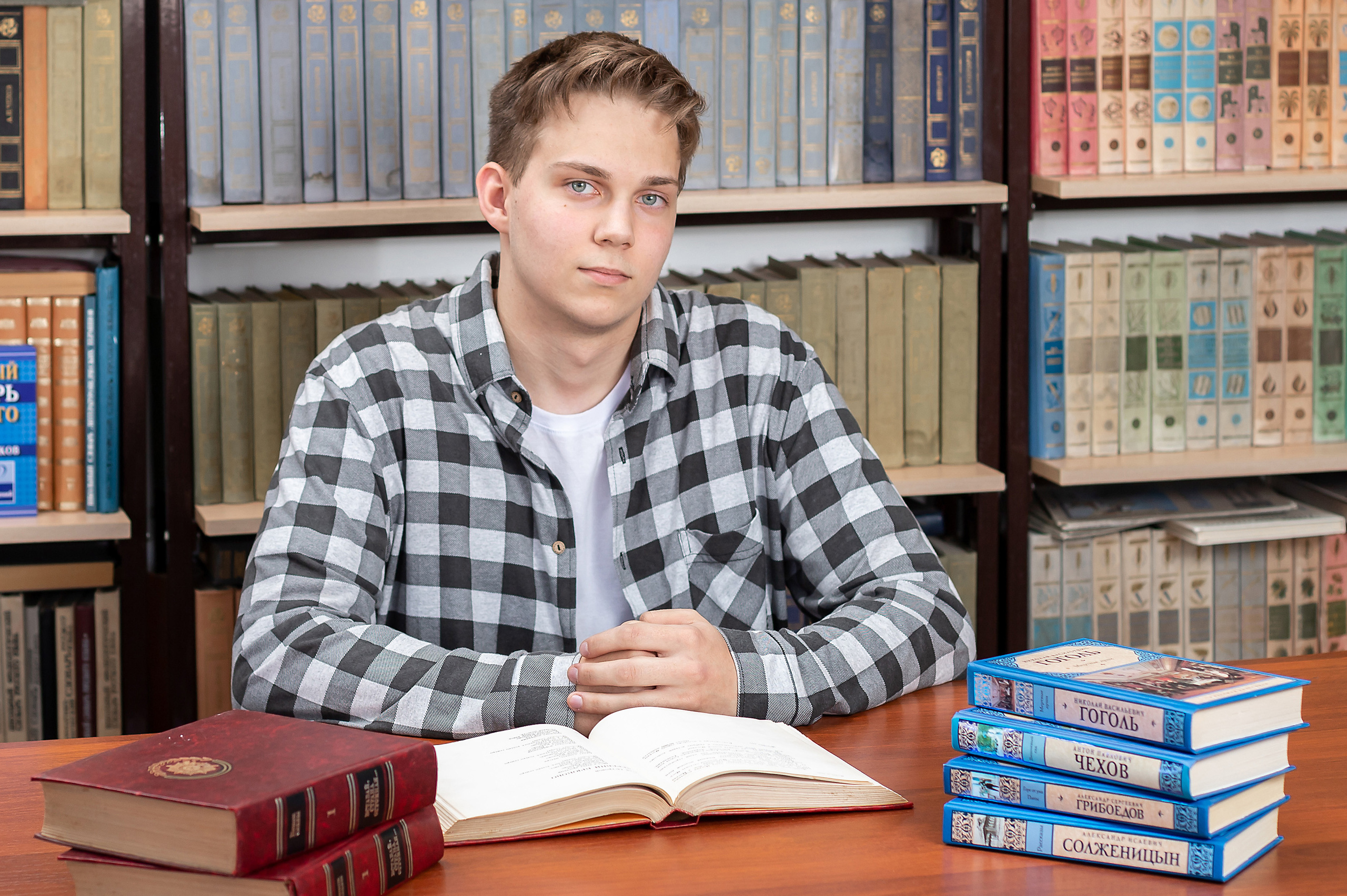 Портретные снимки для школьных выпускных альбомов в Новосибирске. Выпускные альбомы — заказать альбом на выпускной в Новосибирске