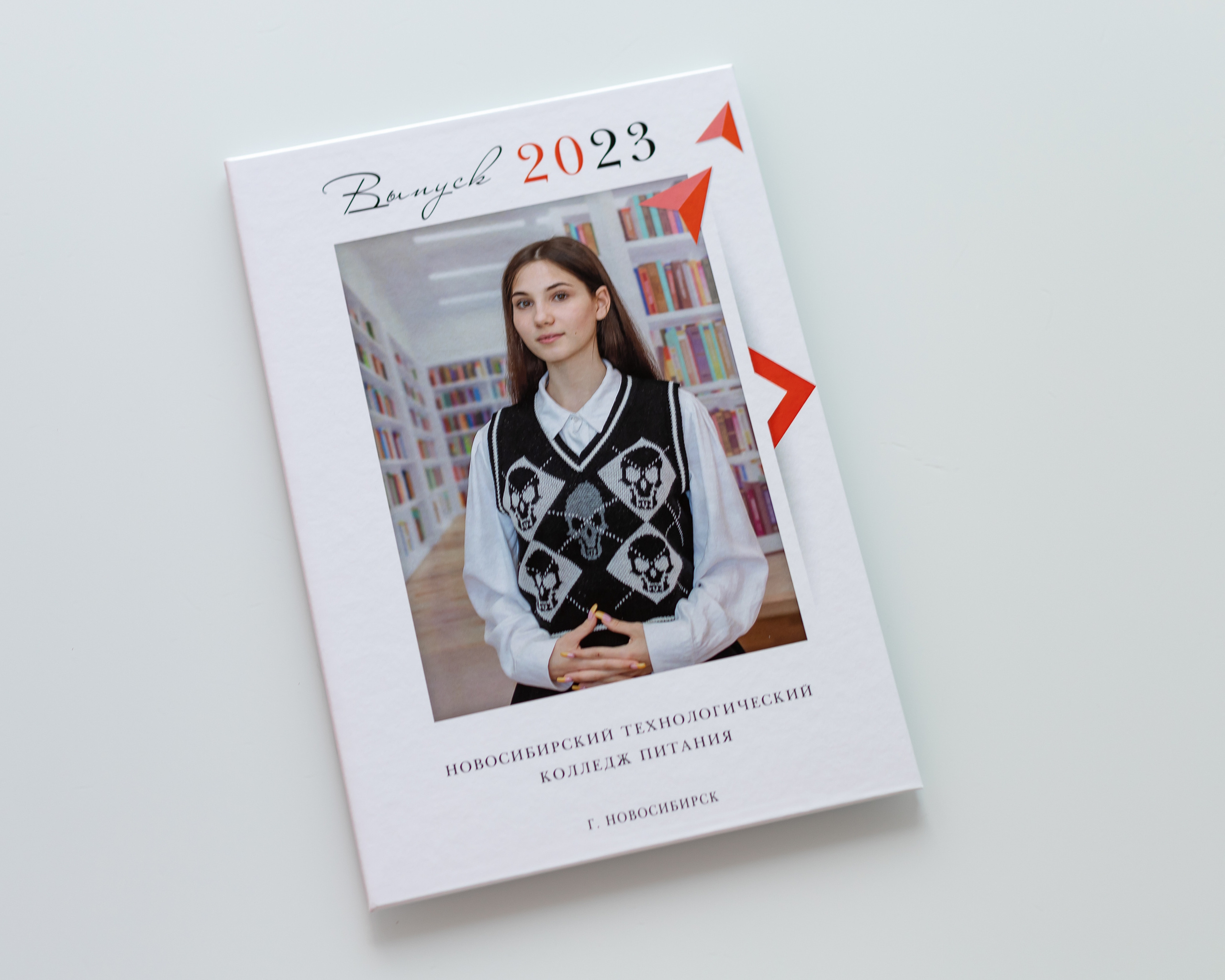 выпускной альбом Новосибирск 11 класс 9 класс  школьный фотограф фотокнига Бердск