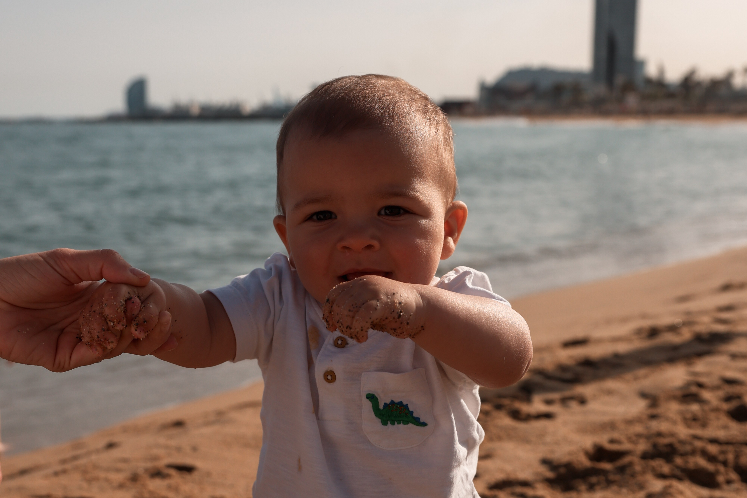 Family pizza at the sea. Natalia Zhuravleva|family, newborn, maternity photographer in Barcelona