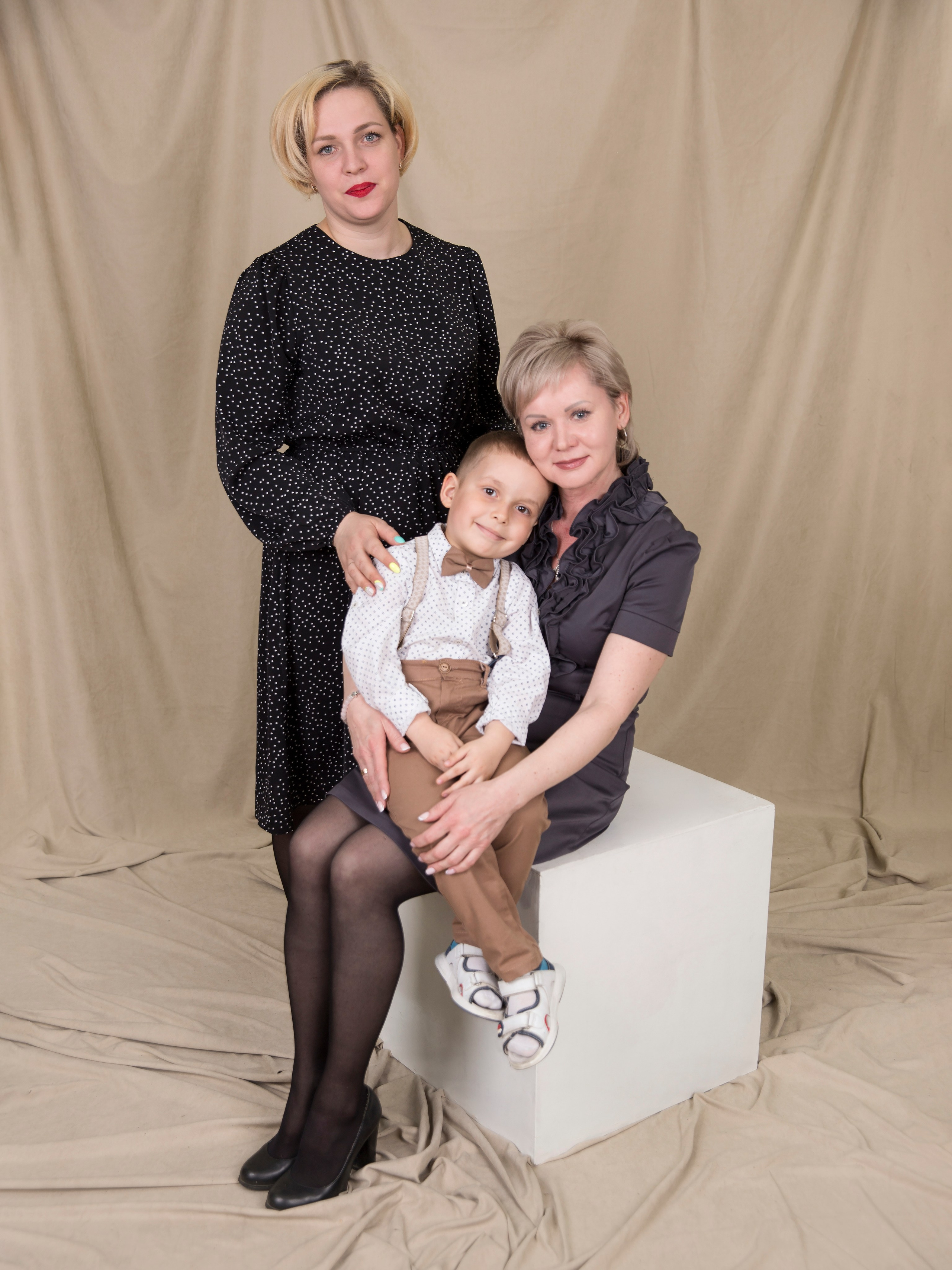 Общее фото в детском саду с выездным реквизитом в Тюмени. Выпускные альбомы в Тюмени для школ, садов, вузов спортивных секций