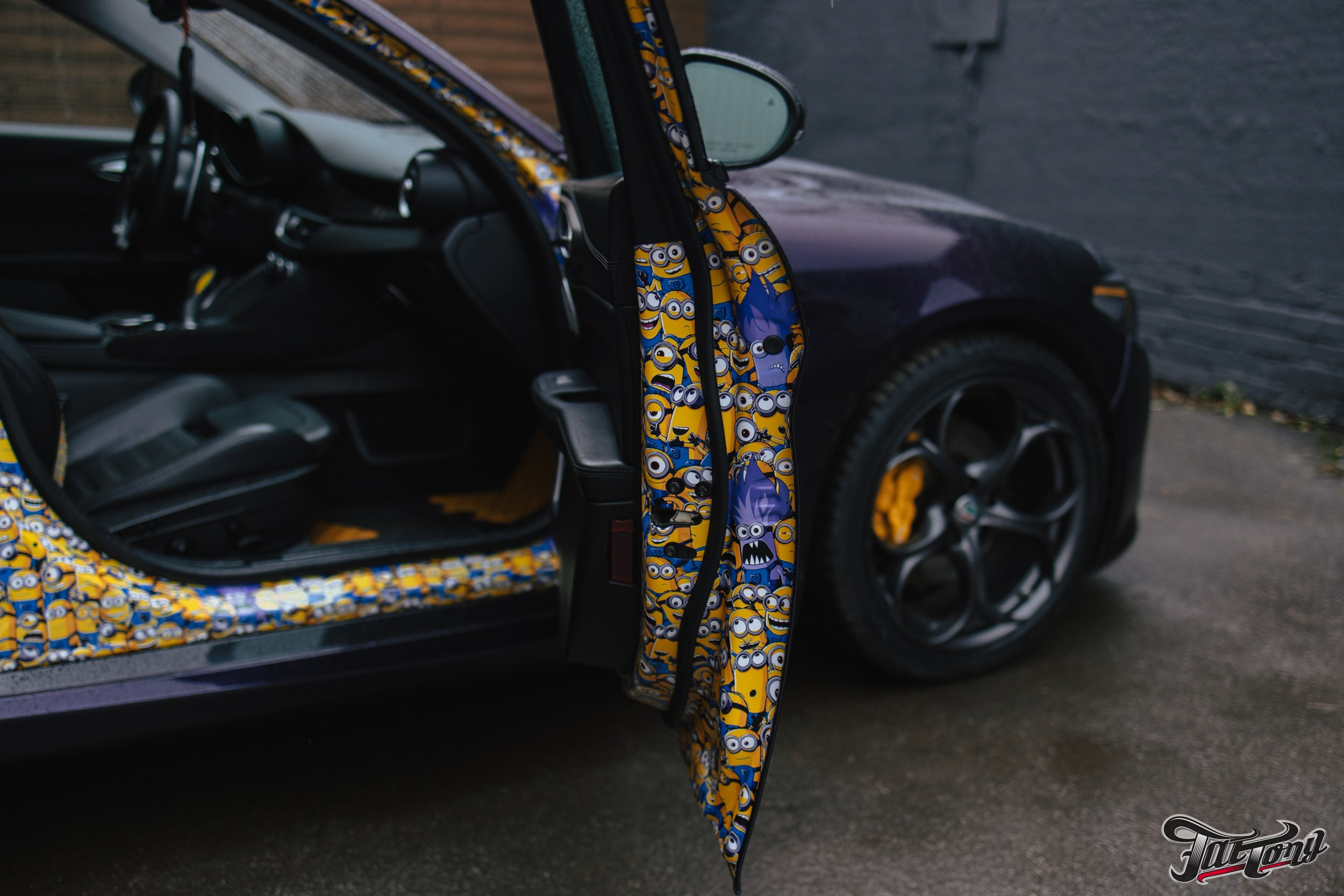 Alfa Romeo Giulia ремни безопасности с принтом и оклейка проемов. DeLorein