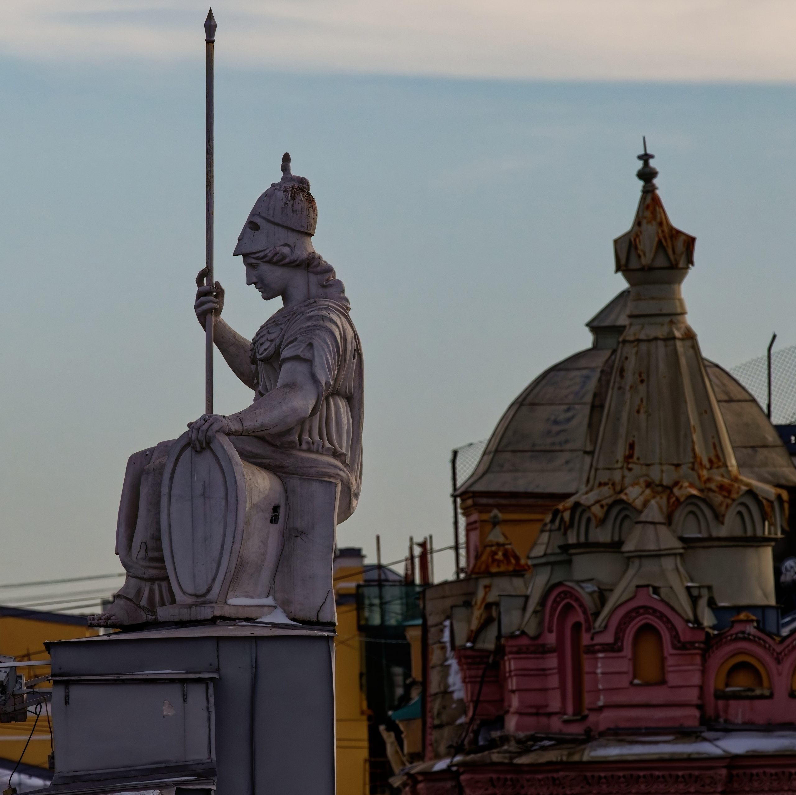 Вид со смотровой площадки музея Карла Буллы на статую богини мудрости Минервы над аттиком корпуса Росси Императорской Публичной библиотеки (Российской национальной библиотеки) Санкт-Петербурга