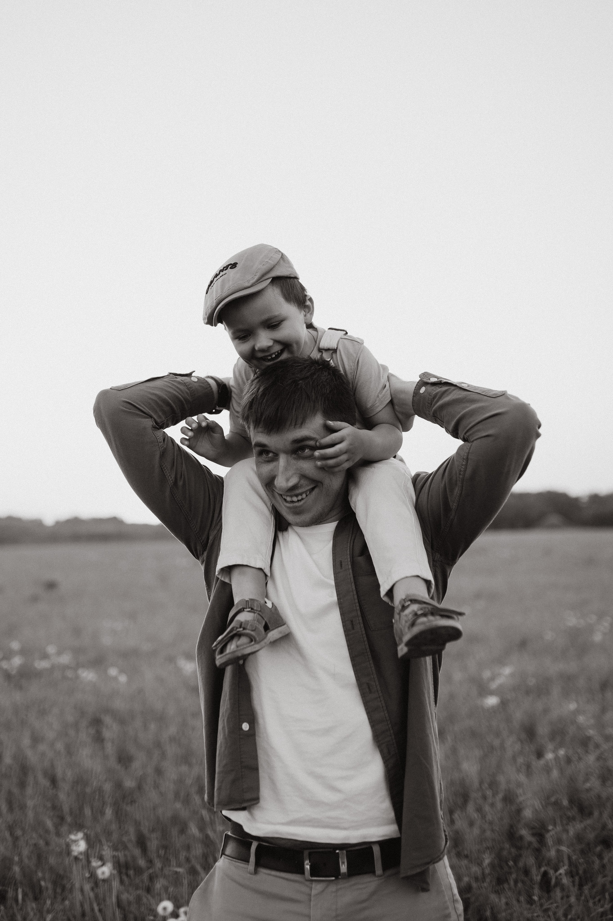 С машиной. Семейный фотограф Нагорнова Виктория