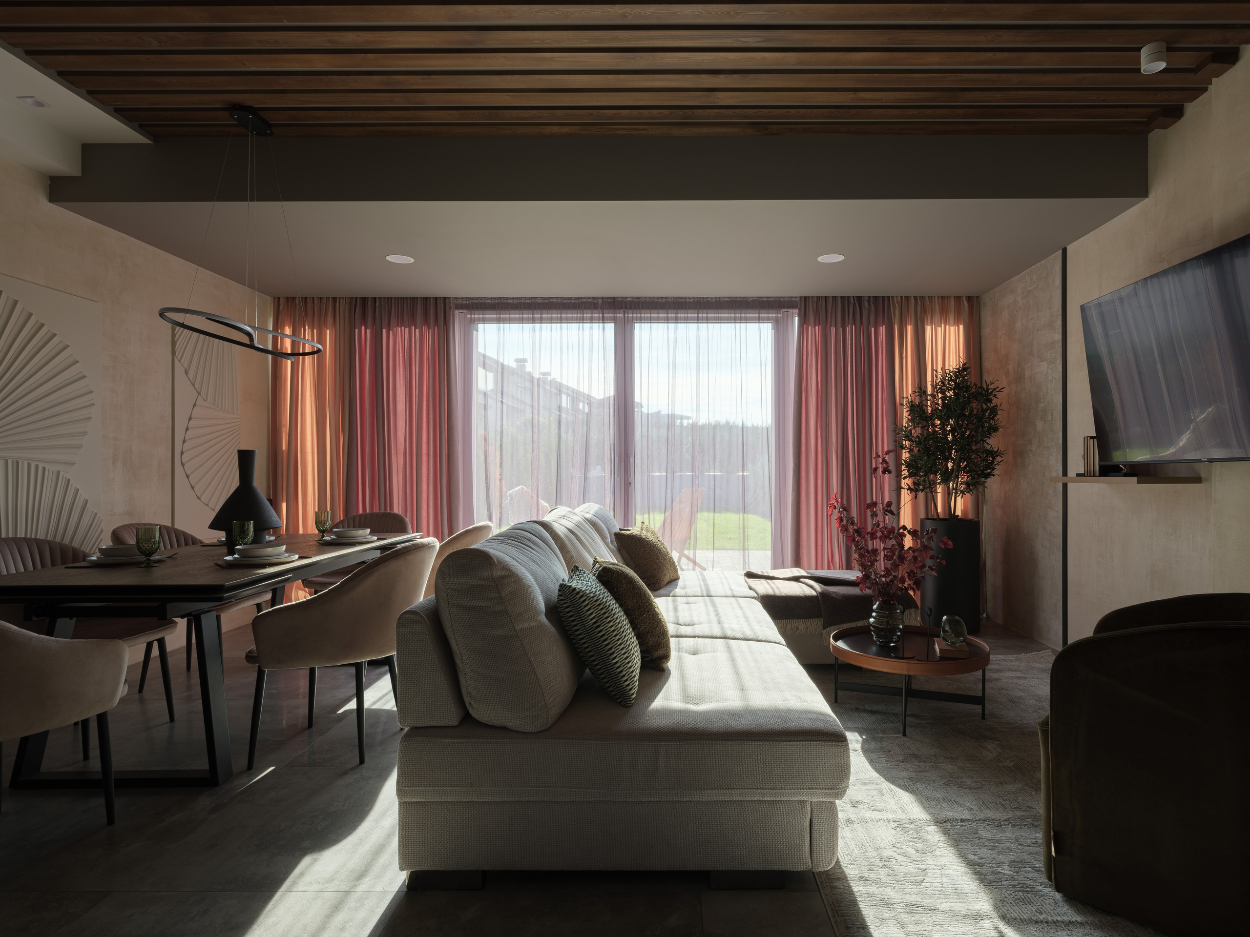 Современная гостиная с панорамным окном, текстильными акцентами и минималистичным декором. Уютное пространство, созданное дизайнером Алиной Дёровой, стилистом Натальей Якушевой и снятое фотографом Сергеем Денисенко, наполнено светом и гармонией.