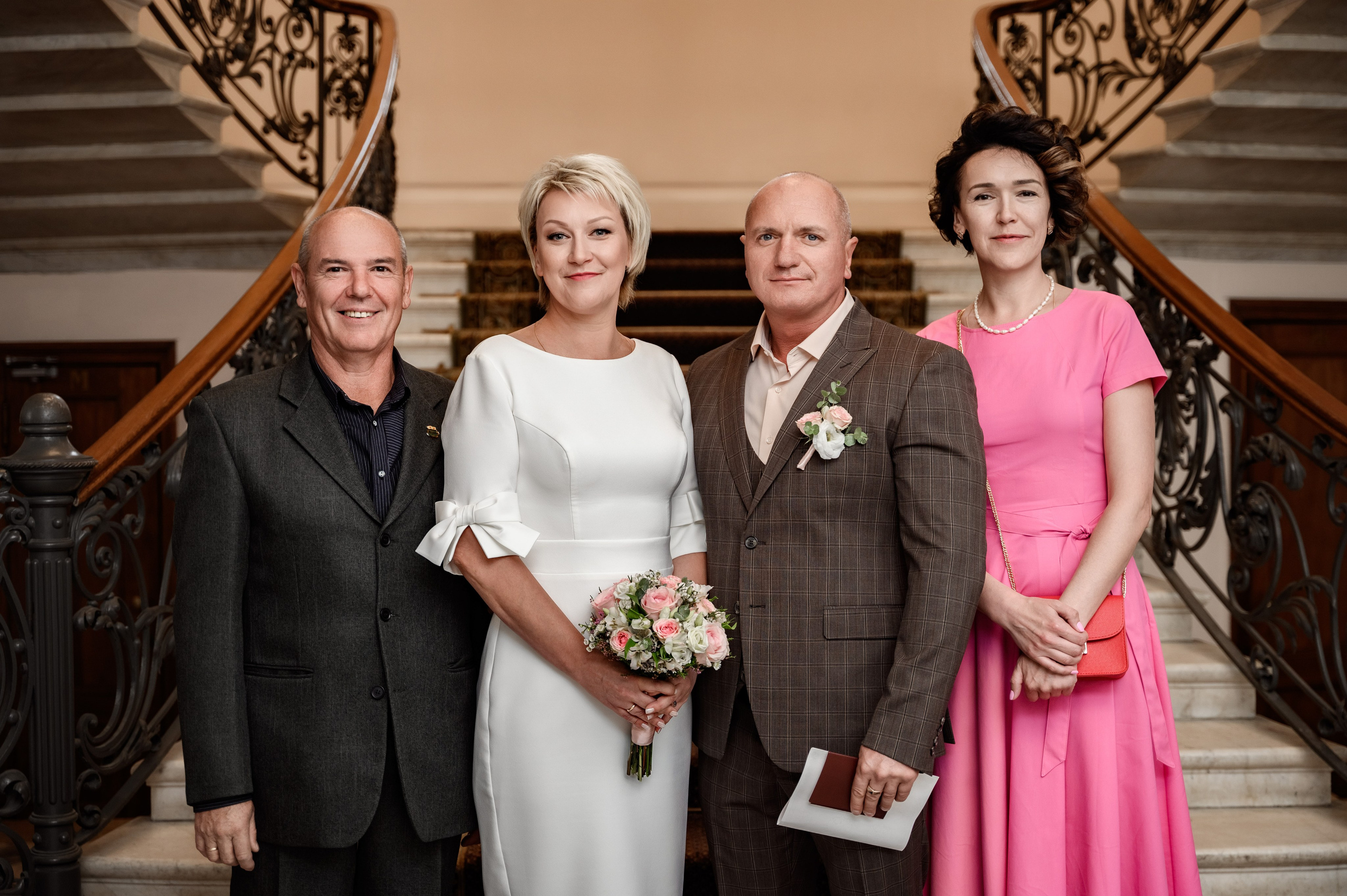 Свадебная фотосессия во дворце бракосочетания для молодоженов и гостей: Стоимость от 5000 р. +79119212215