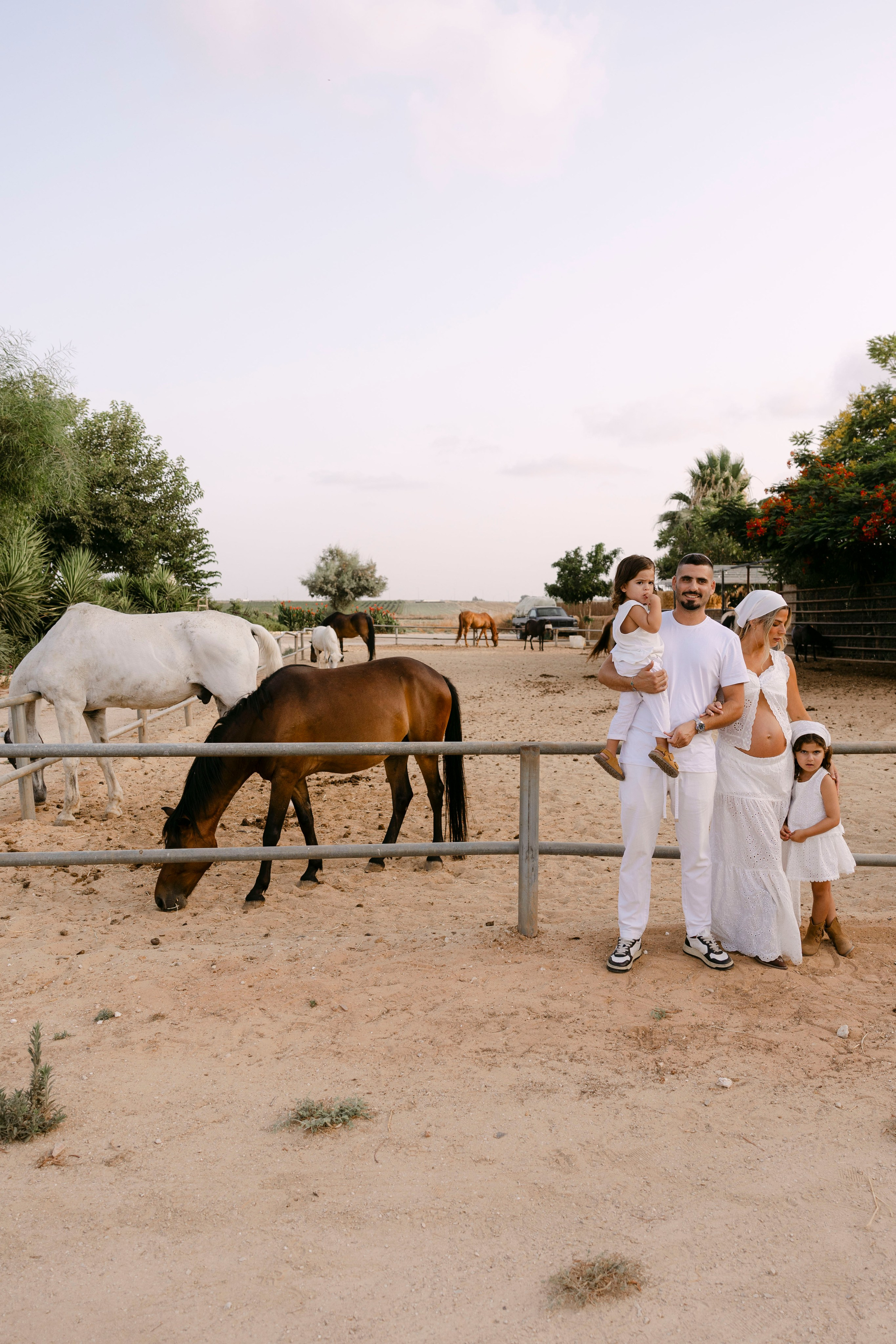 Pregnancy photoshoot at the horse farm. Главная