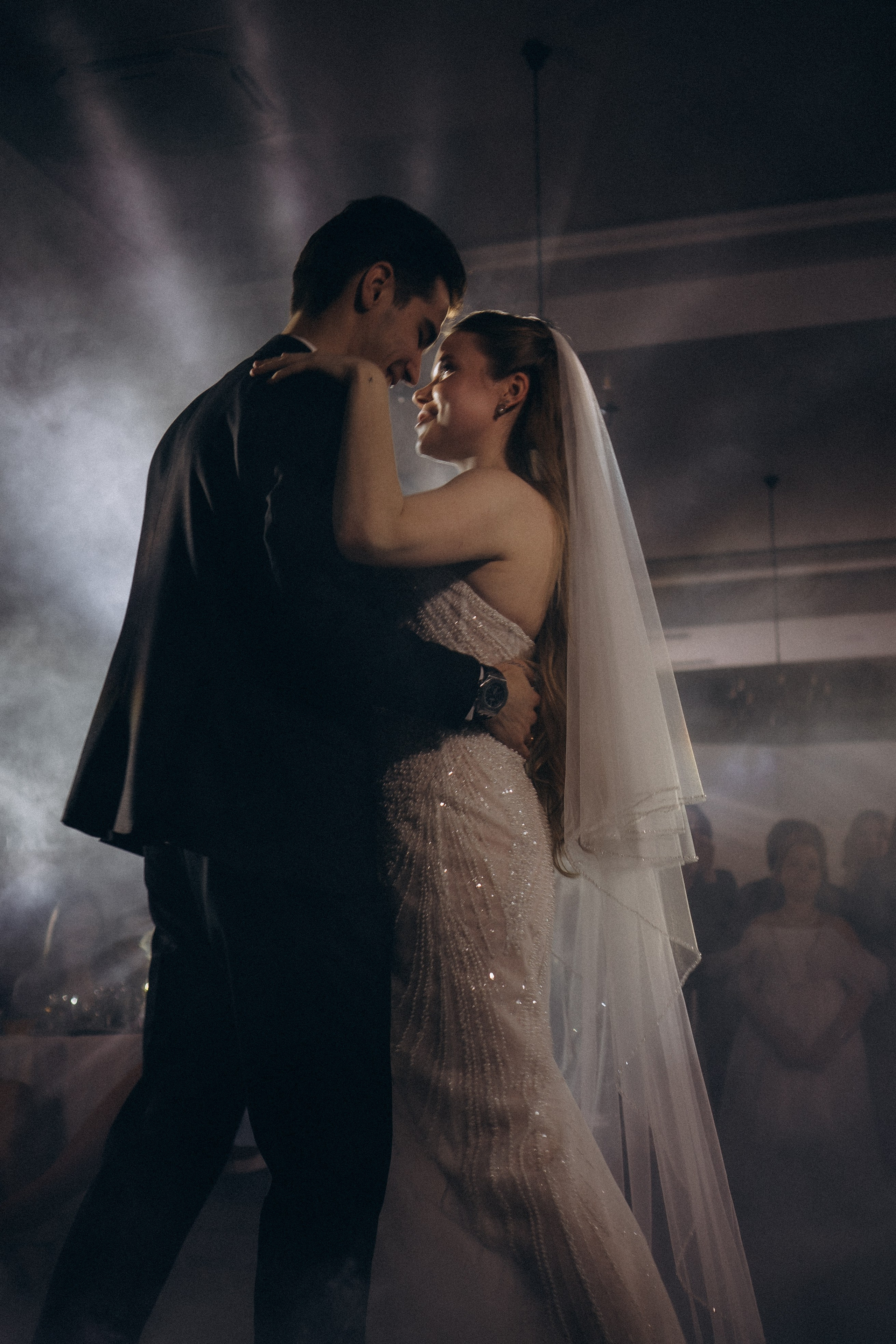 ПЕРВЫЙ ТАНЕЦ МОЛОДЫХ НА БАНКЕТЕ. ТРОГАТЕЛЬНЫЙ МОМЕНТ (СНЯТО В СИБИРЕ В НИЖНЕВАРТОВСКЕ). Профессиональный фотограф, Санкт-Петербург — Виктория Богомолова