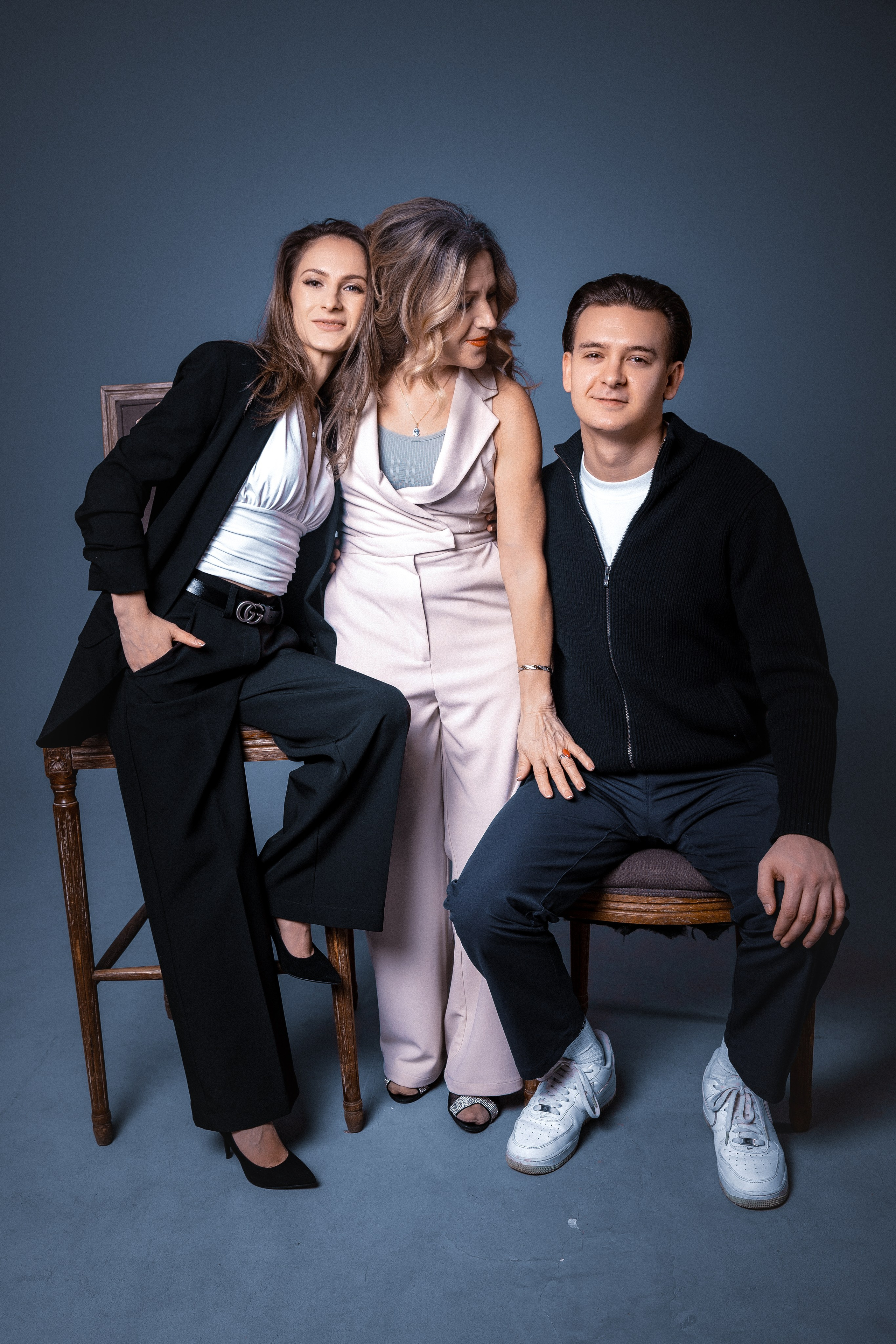 Семейная фотосессия в студии Галины и ее родных. Контент фотограф для экспертов в соцсетях Алена Собора Москва