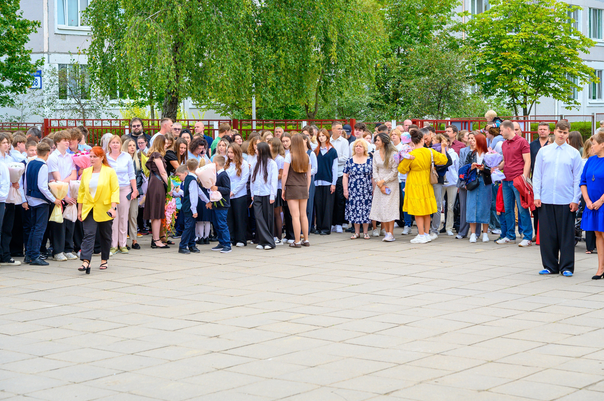 Вот звучит первый звонок, перед этим долгое приготовление к новому этапу в жизни, Яромир идет в школу. Фотоуслуги, услуги фотографа, фотографирование важных событий