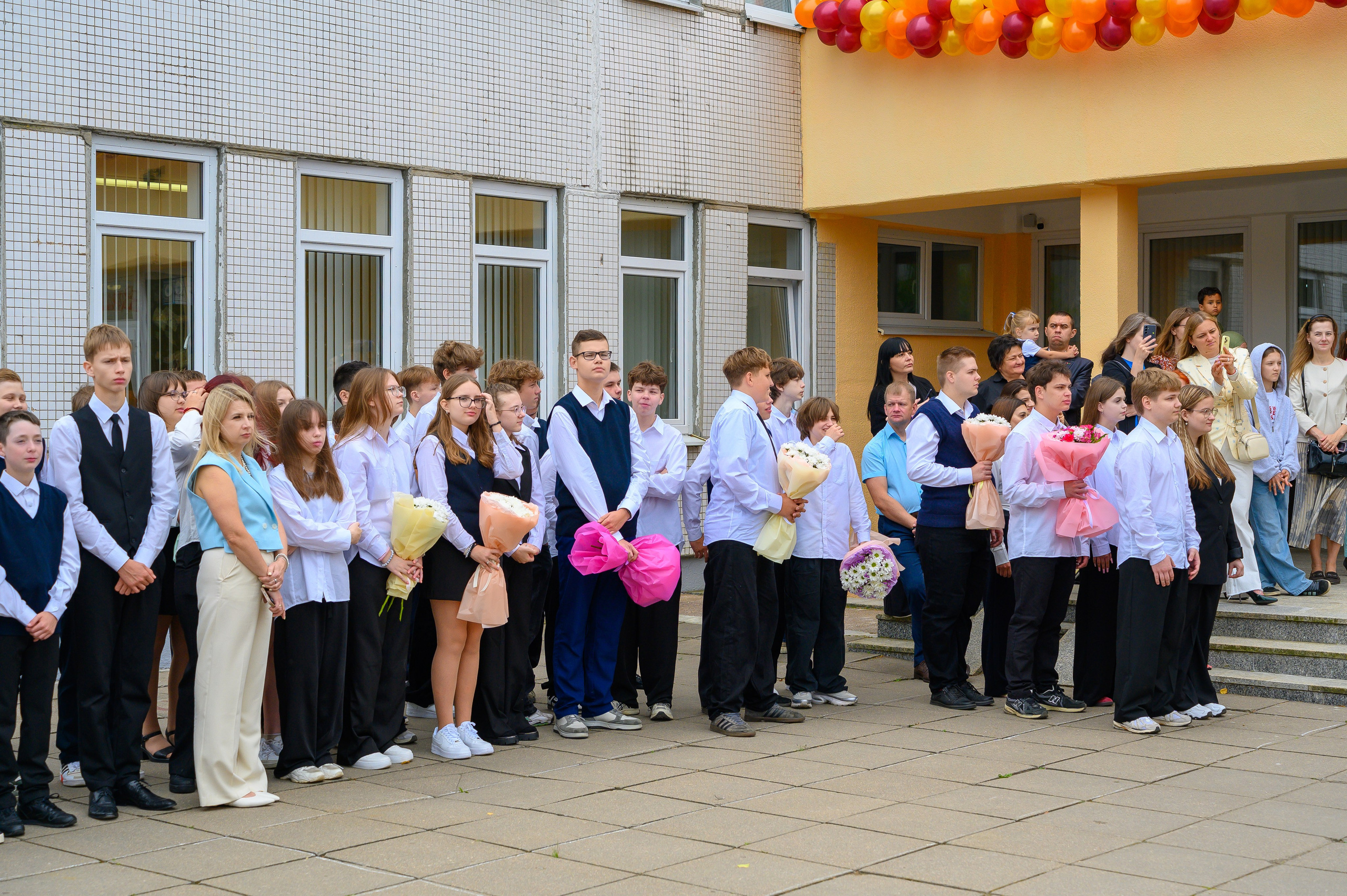 Вот звучит первый звонок, перед этим долгое приготовление к новому этапу в жизни, Яромир идет в школу. Фотоуслуги, услуги фотографа, фотографирование важных событий