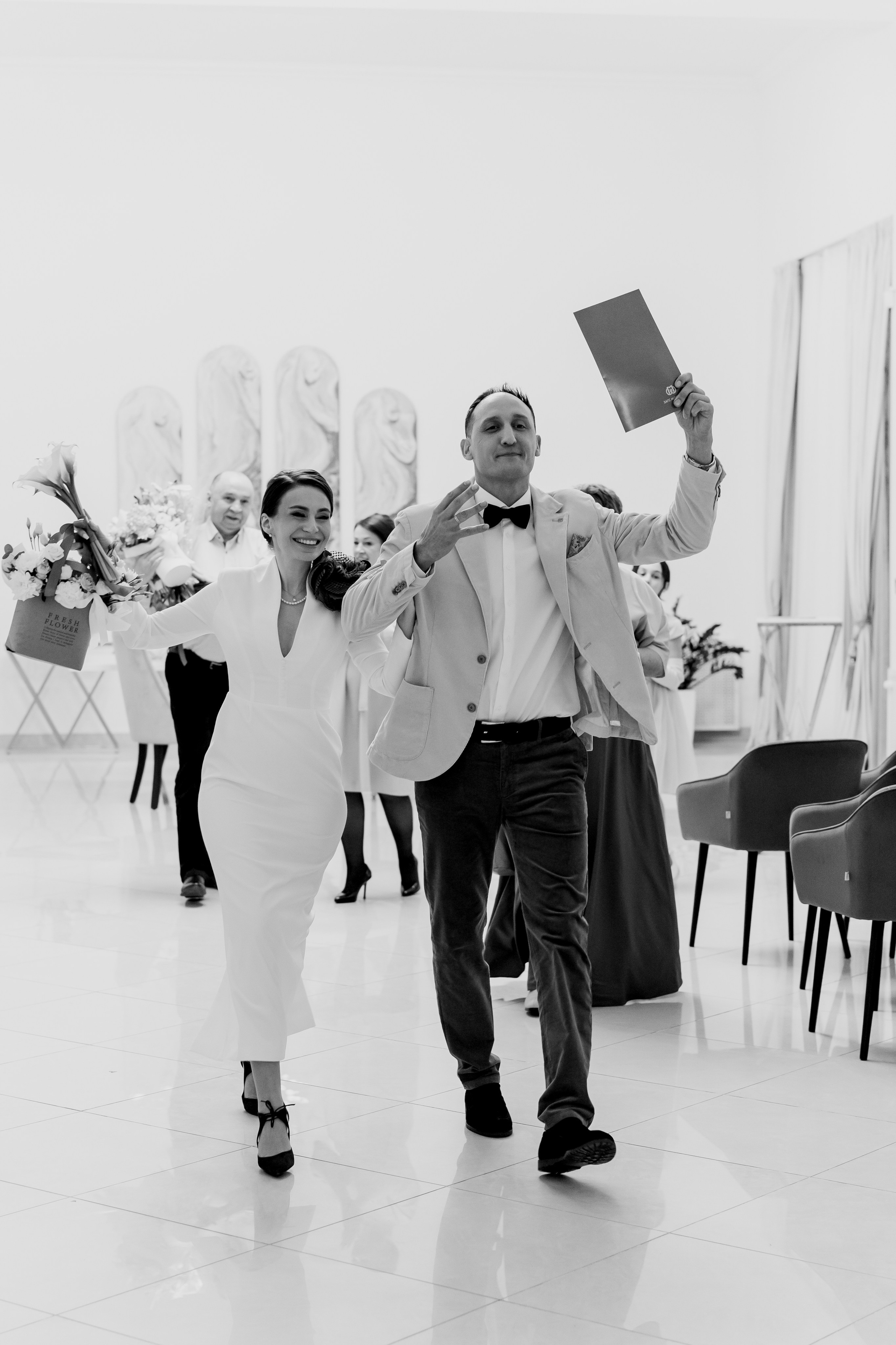 Свадебный фотограф в Москве. Свадебный фотограф Видное, Бутово, Домодедово, Щербинка, Царицыно. Свадебная фотосессия и сборы невесты в отеле Soluxe. Регистрация брака во дворце бракосочетания ВДНХ. Свадьба на ВДНХ. Свадебная фотосессия с ретро автомобилем Чайка. 