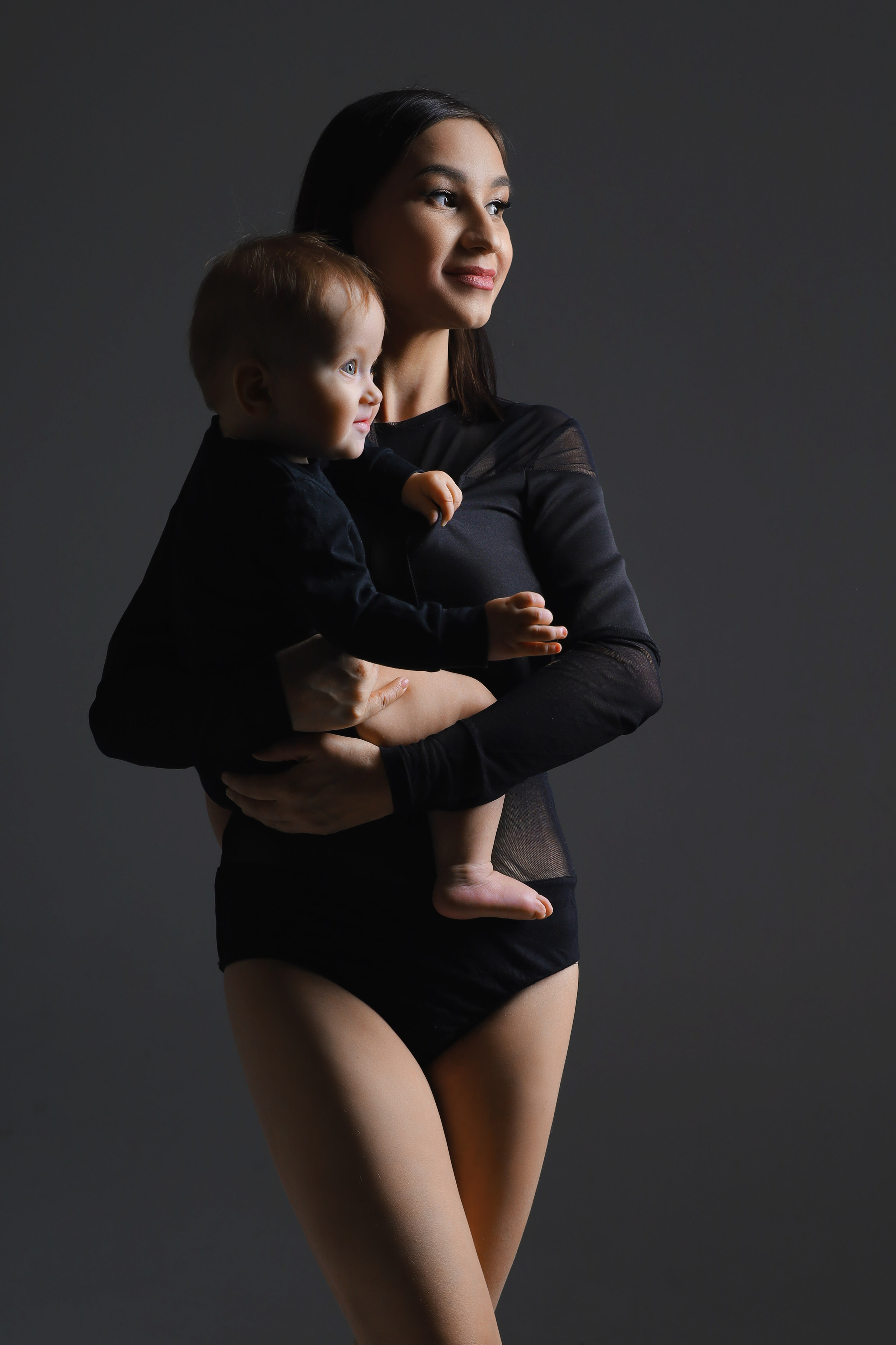 Фотосессия материнства в студии. Фотограф Беременность и Материнство город Семей