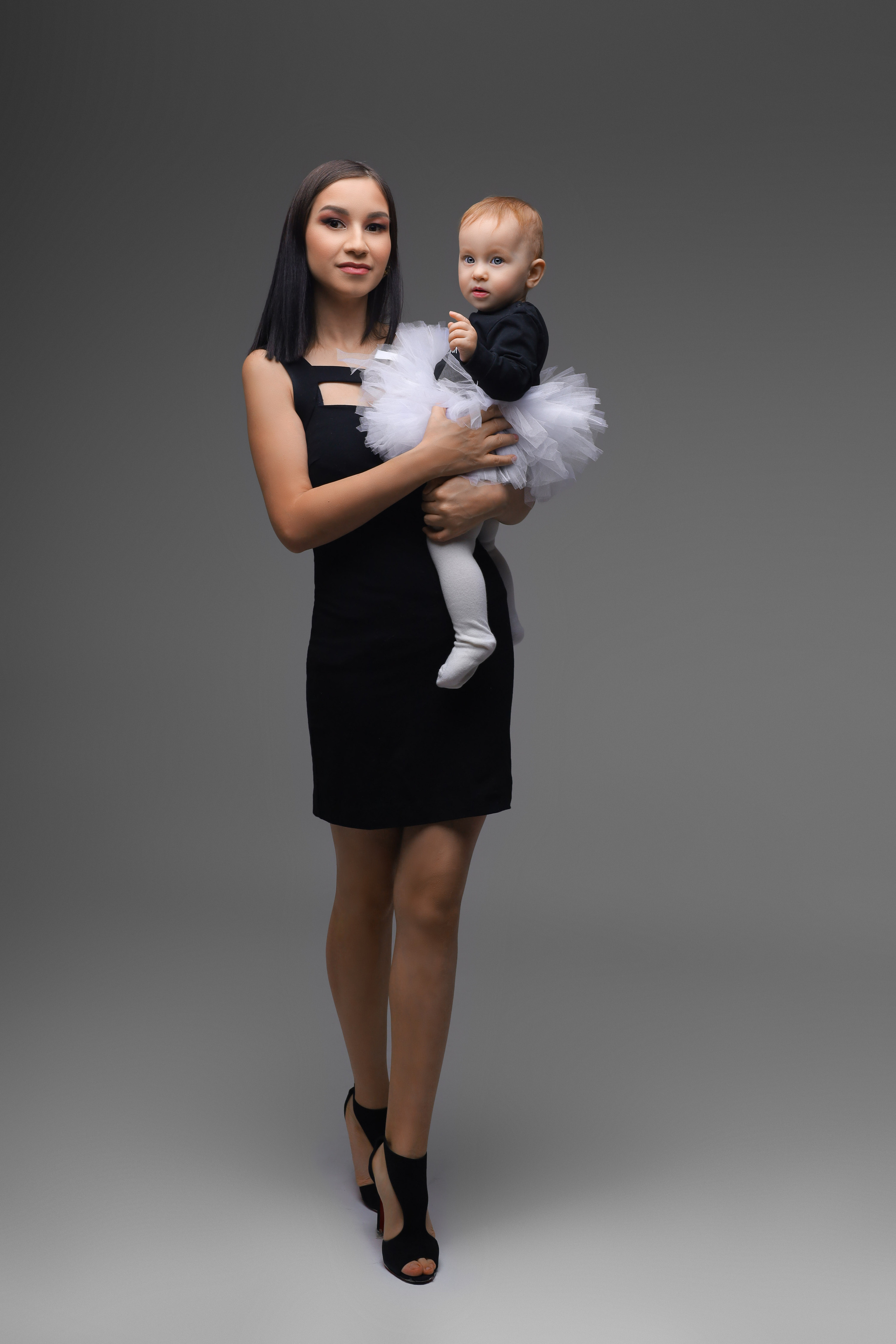 Фотосессия материнства в студии. Фотограф Беременность и Материнство город Семей