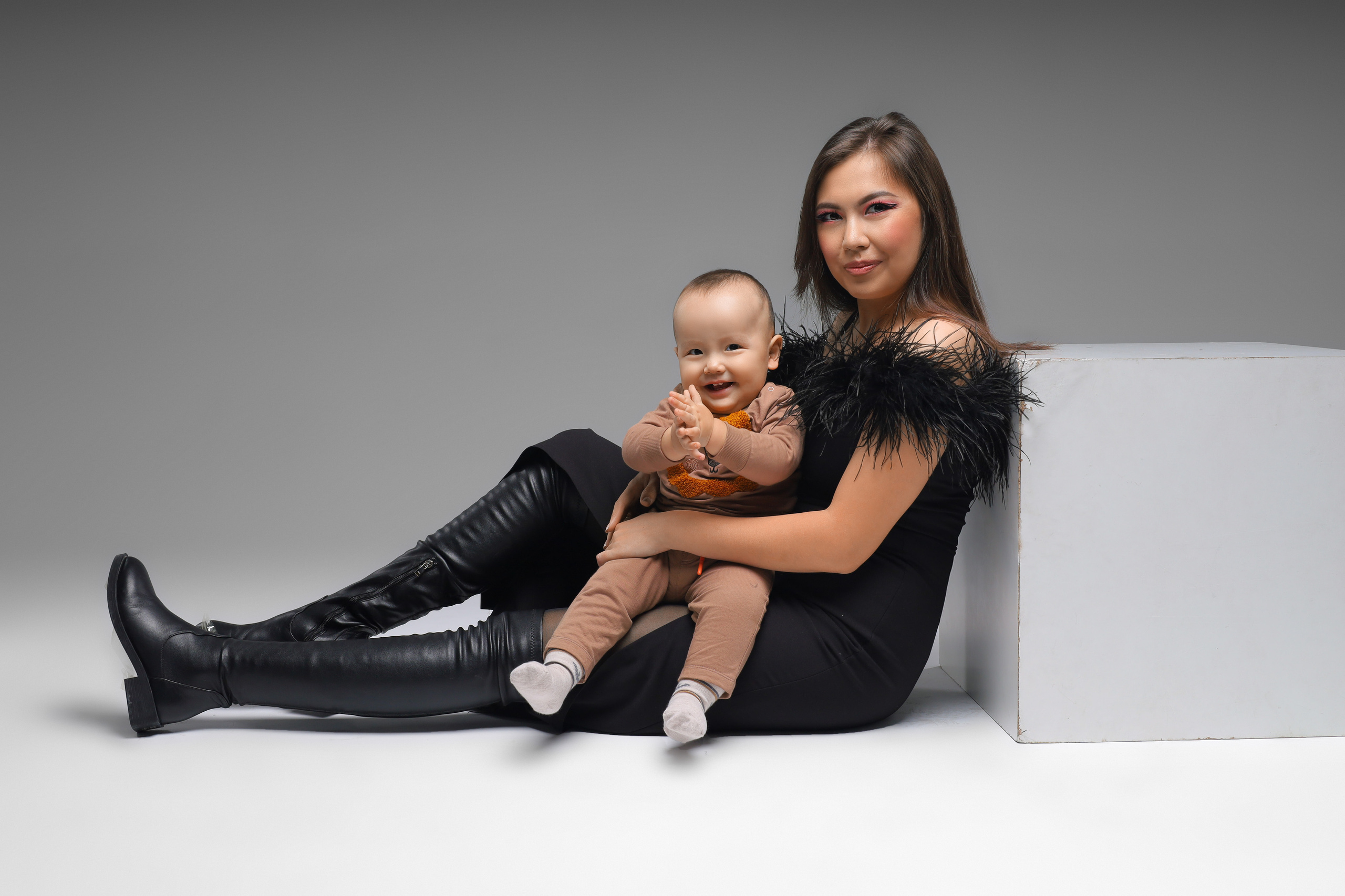 Фотосессия материнства в студии. Фотограф Беременность и Материнство город Семей