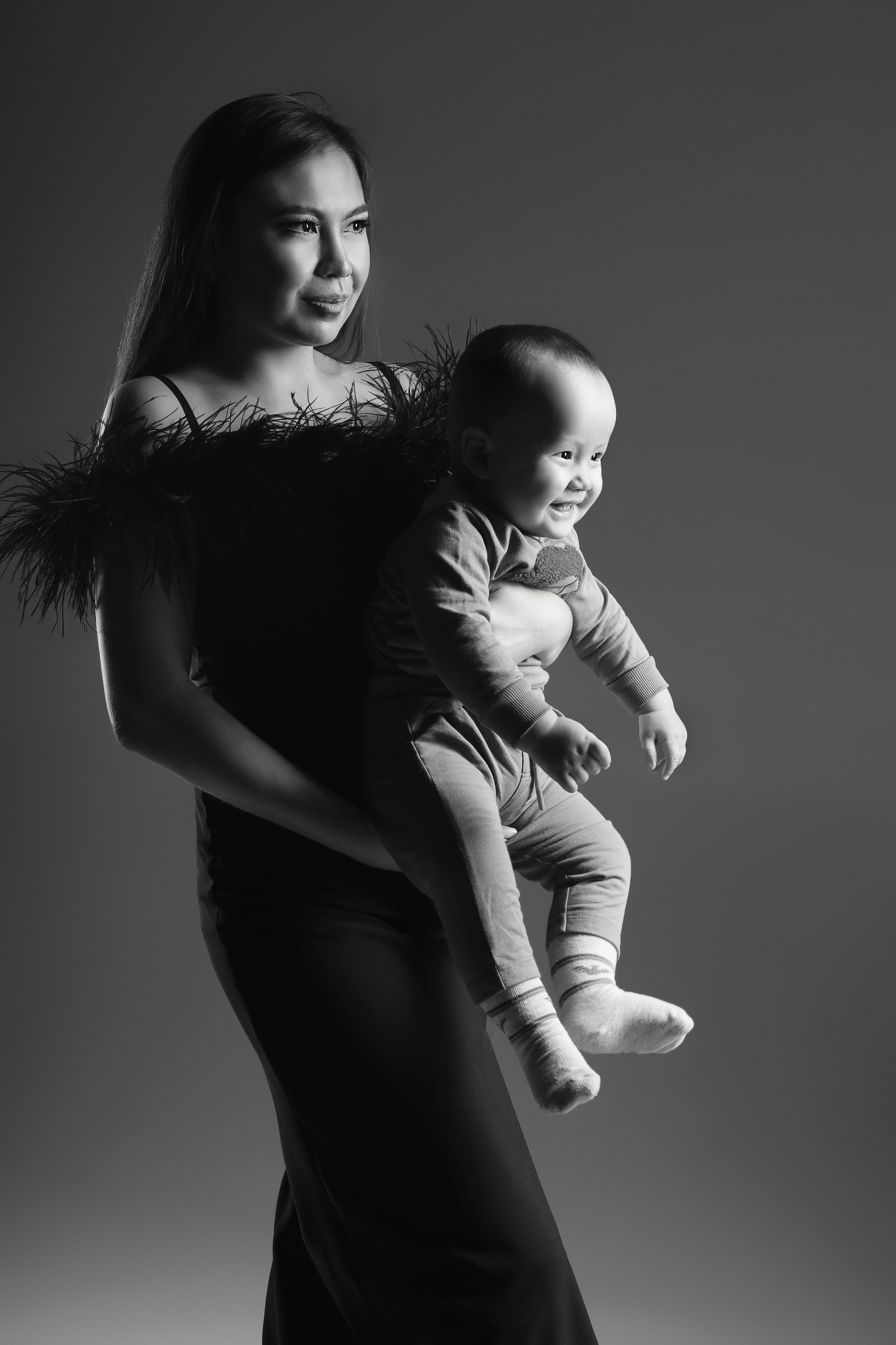 Фотосессия материнства в студии. Фотограф Беременность и Материнство город Семей