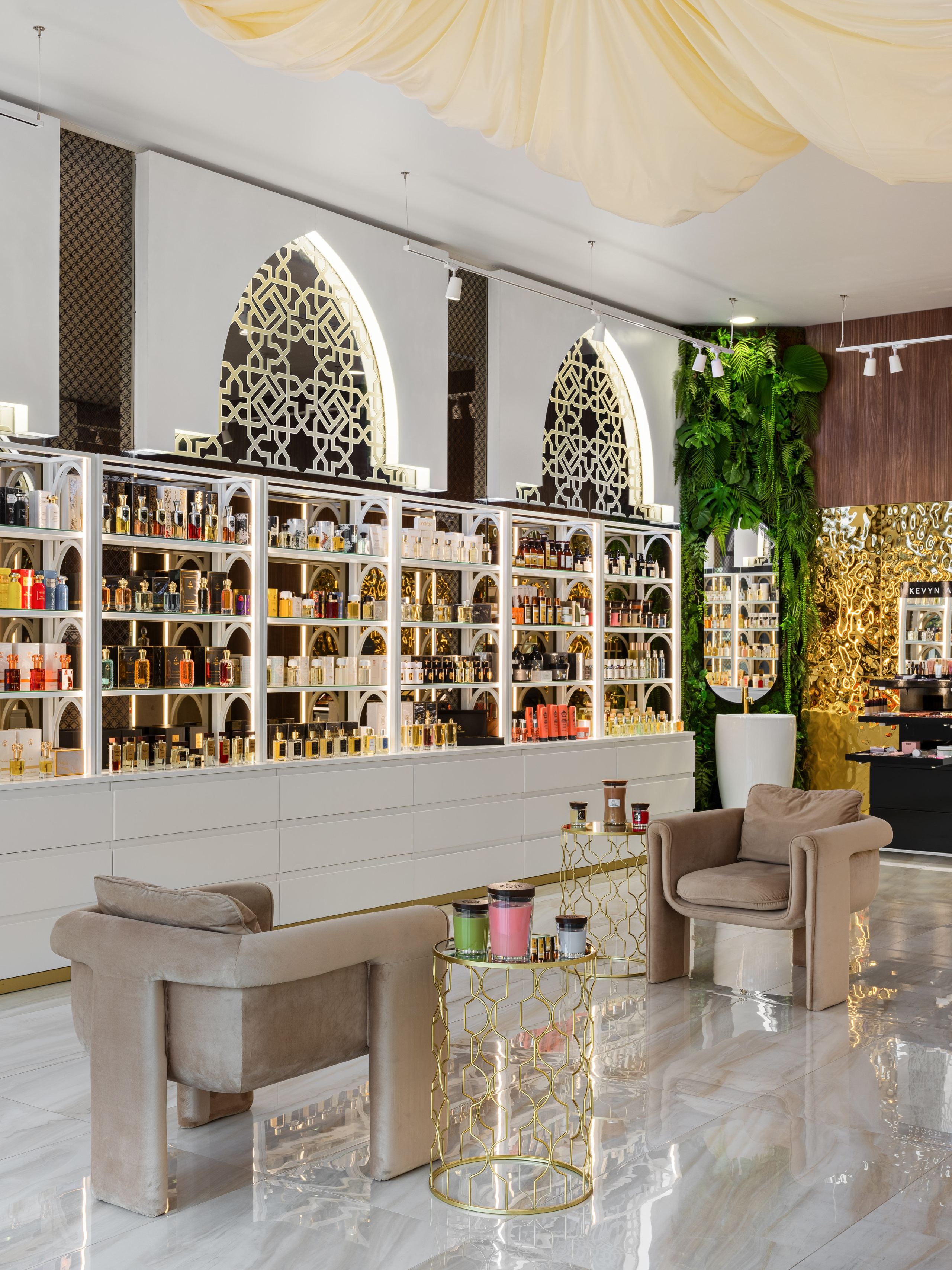 Бутик премиальной парфюмерии с восточными арками, золотыми акцентами, мраморным полом и дизайнерскими креслами. Интерьер с гармонией света и роскоши, дизайнер Мария Никишина, фотограф Сергей Денисенко.