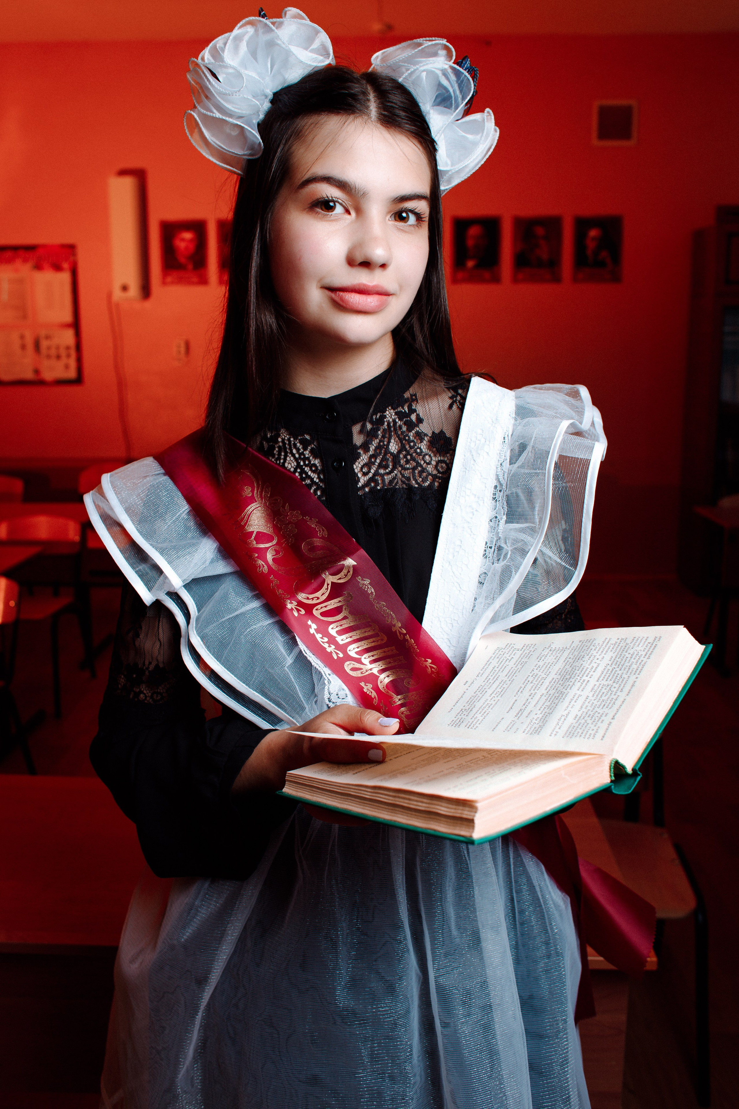 Школьница на последнем звонке.