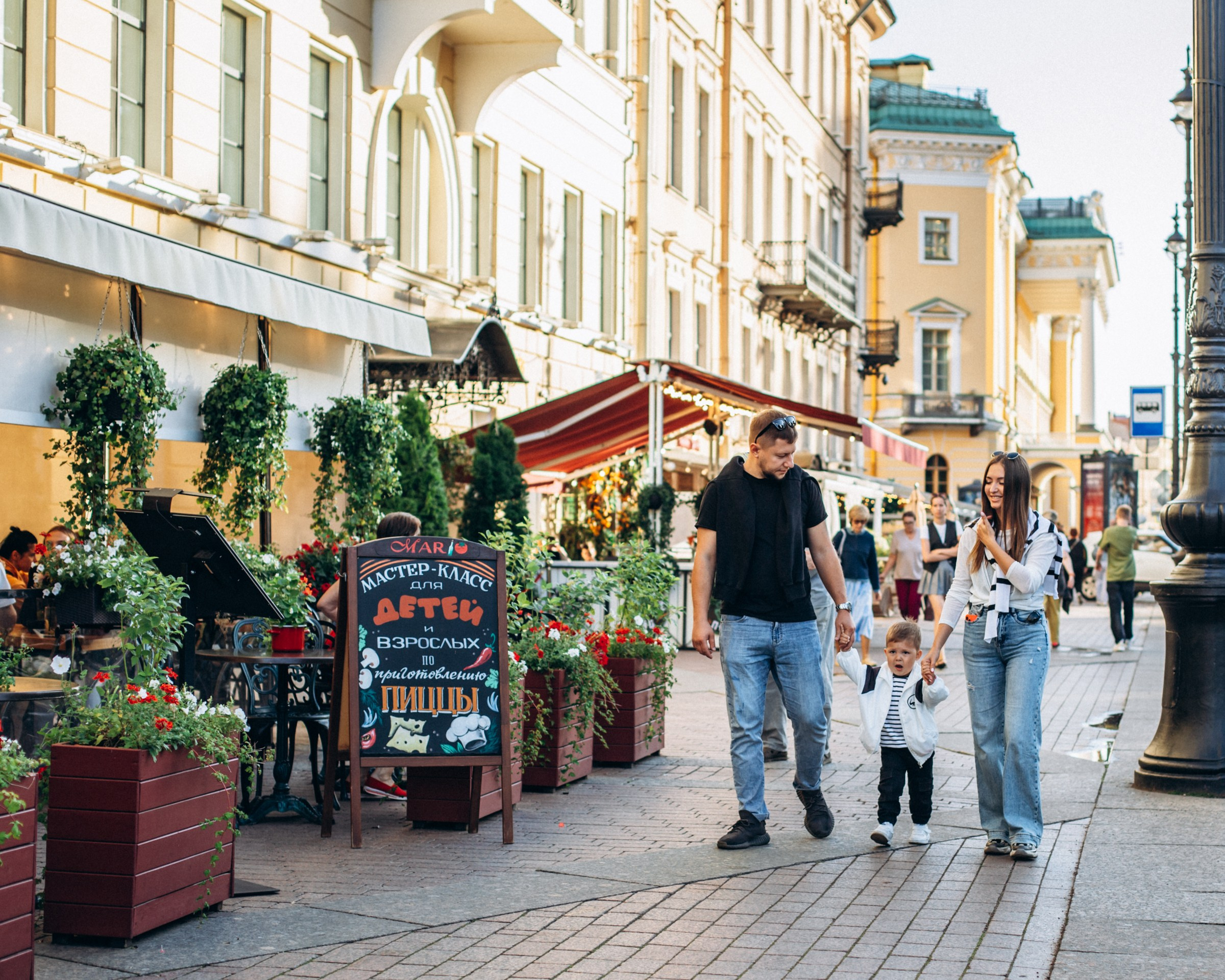 Яна с семьей в августе. Фотопрогулка в Петербурге. Индивидуальный и семейный фотограф в Санкт-Петербурге