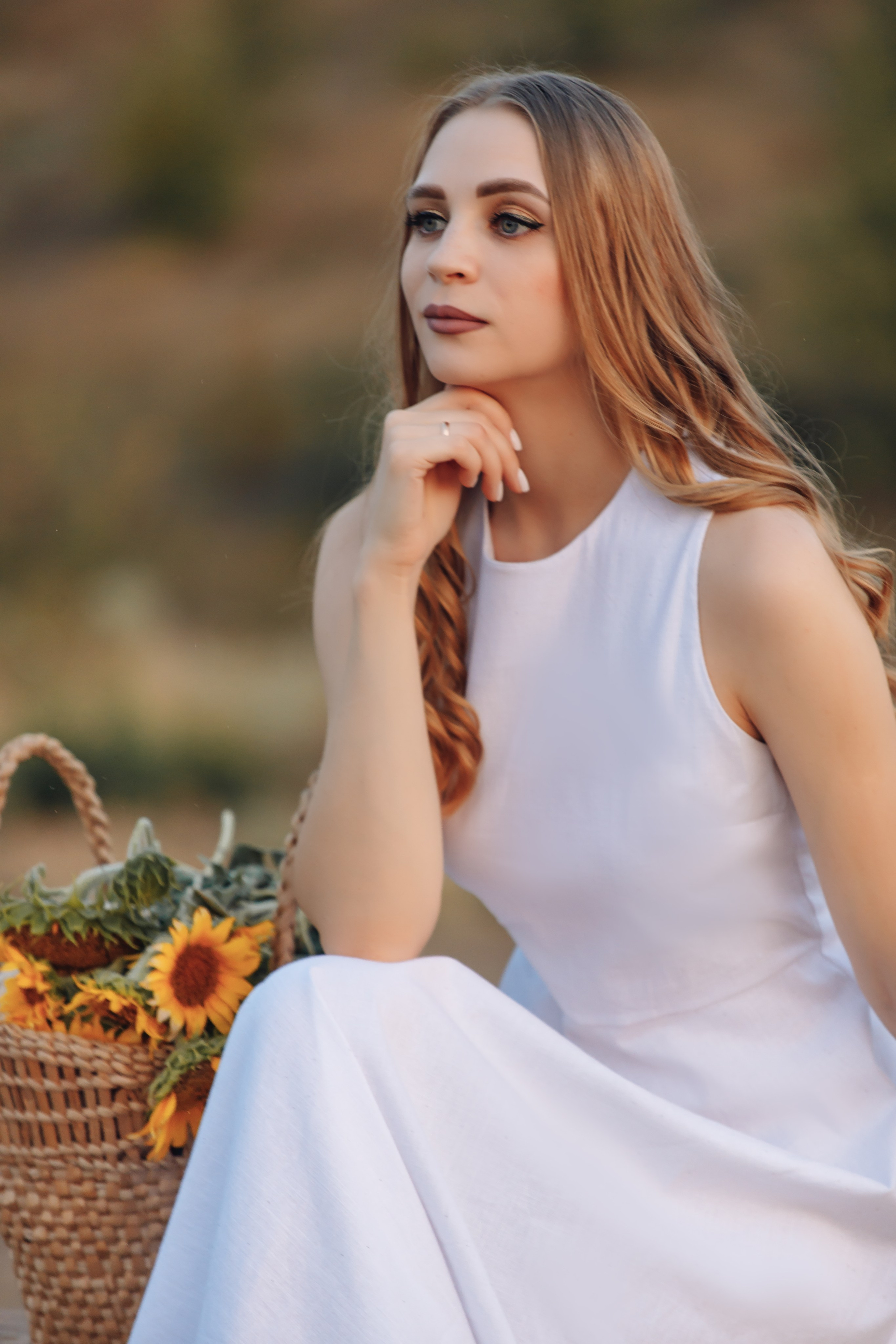 Женский портрет с подсолнухами 