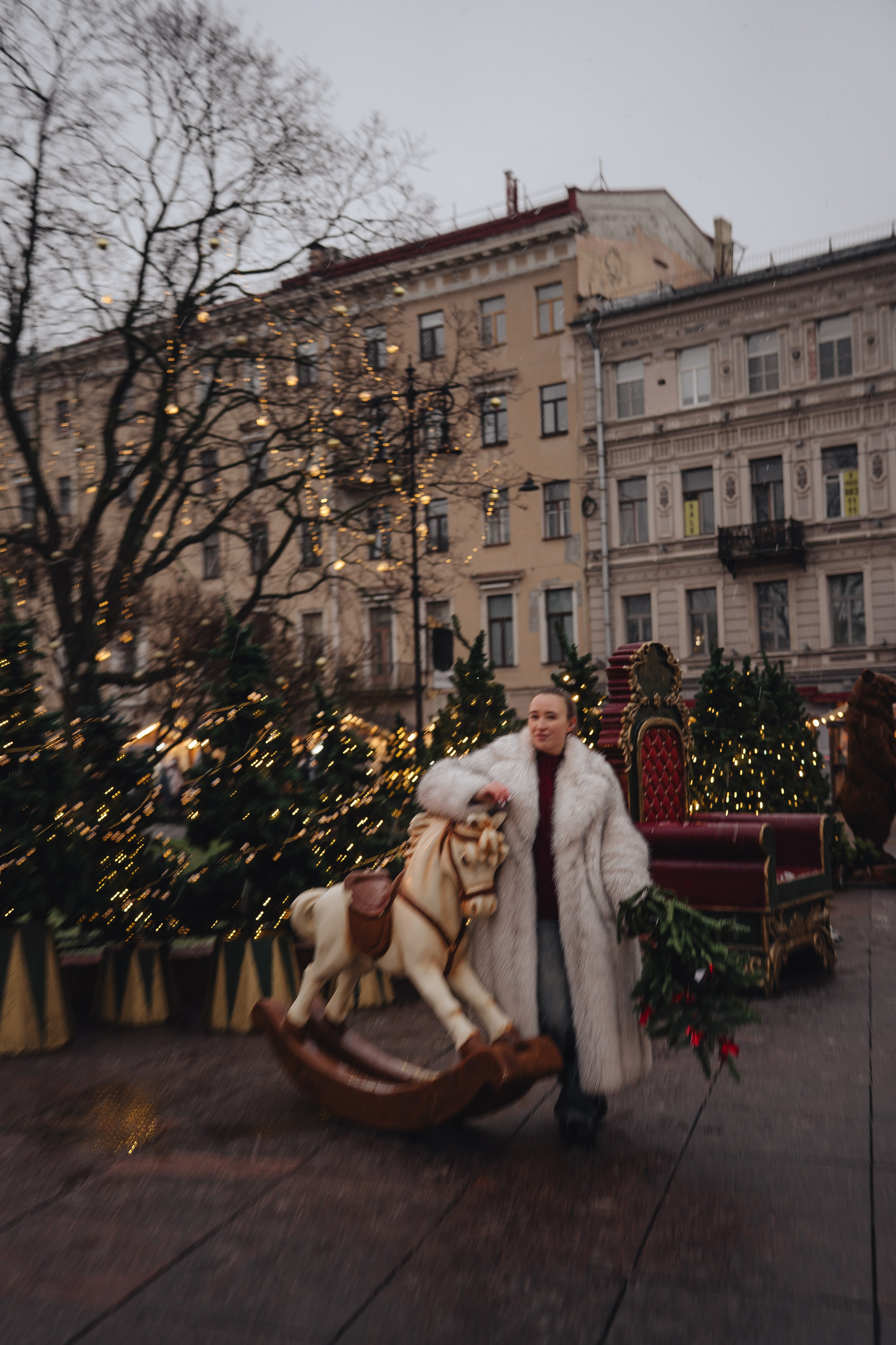 ПРОГУЛКА НА МАНЕЖНОЙ ПЛОЩАДИ ДЛЯ ДЕВУШКИ ПЕРЕД НОВЫМ ГОДОМ (НОВОГОДНЯЯ ФОТОСЕССИИЯ НА МАНЕЖНОЙ ПЛОЩАДИ). Профессиональный фотограф, Санкт-Петербург — Виктория Богомолова