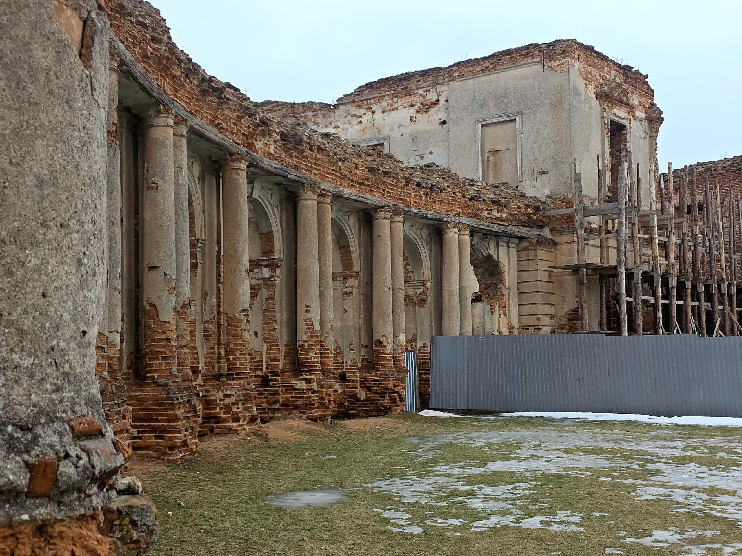 Усадьба была продана за долги еще в XIX в и в ней разместили ткацкую фабрику