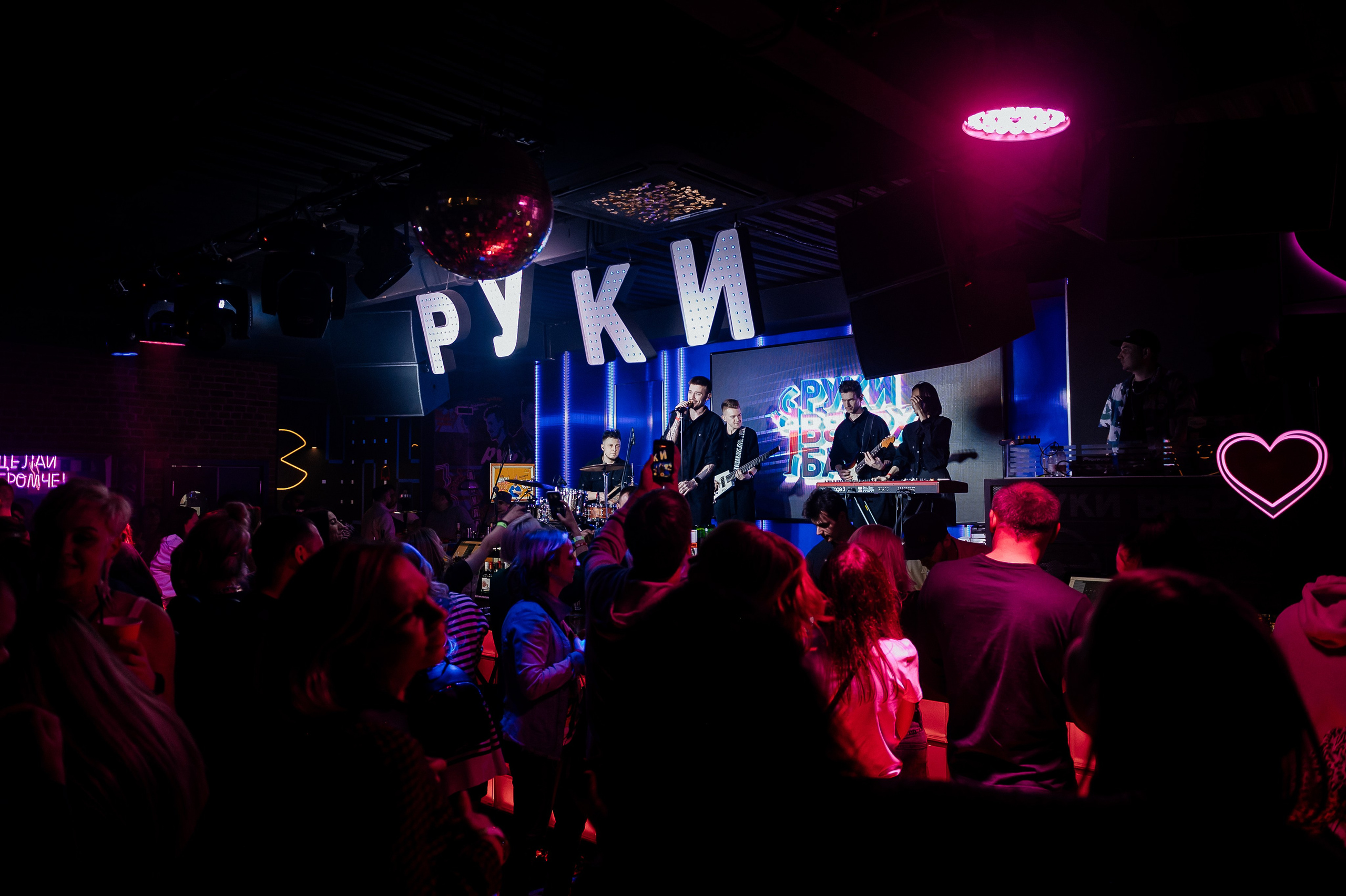 Фотосъемка открытия бара Руки Вверх. Свадебный фотограф Москва — Сергей и Татьяна