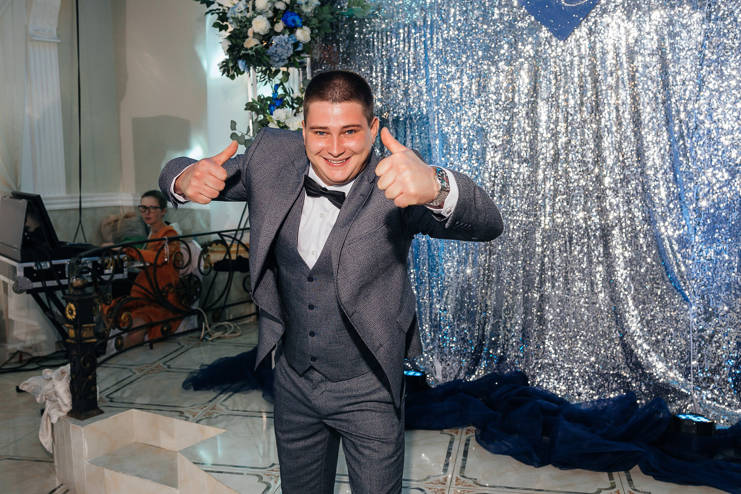 Стильная фотосессия пары в интерьерах ресторана. Олег Сверчков | Свадебный фотограф Вологда