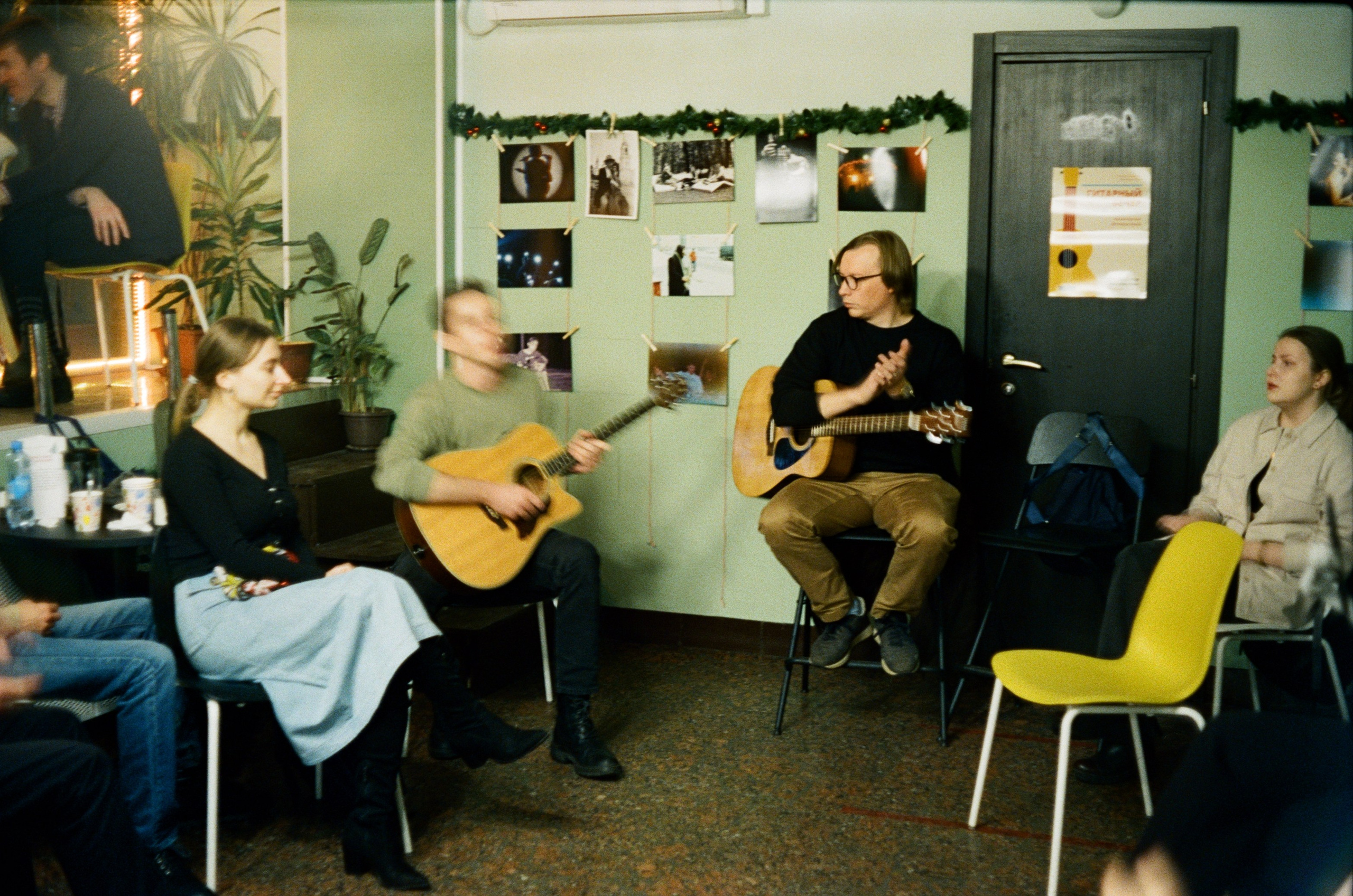 12.12.2021 // Гитара и фотография. Фотовыставки serebro.gallery, в которых автором можешь стать ты! | Москва