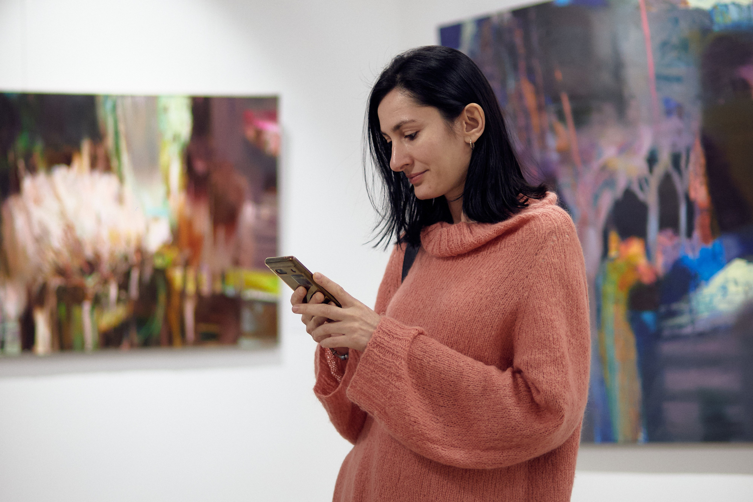 Открытие выставки краснодарской художницы Ларисы Блохиной. Фотограф Юлия Маринина