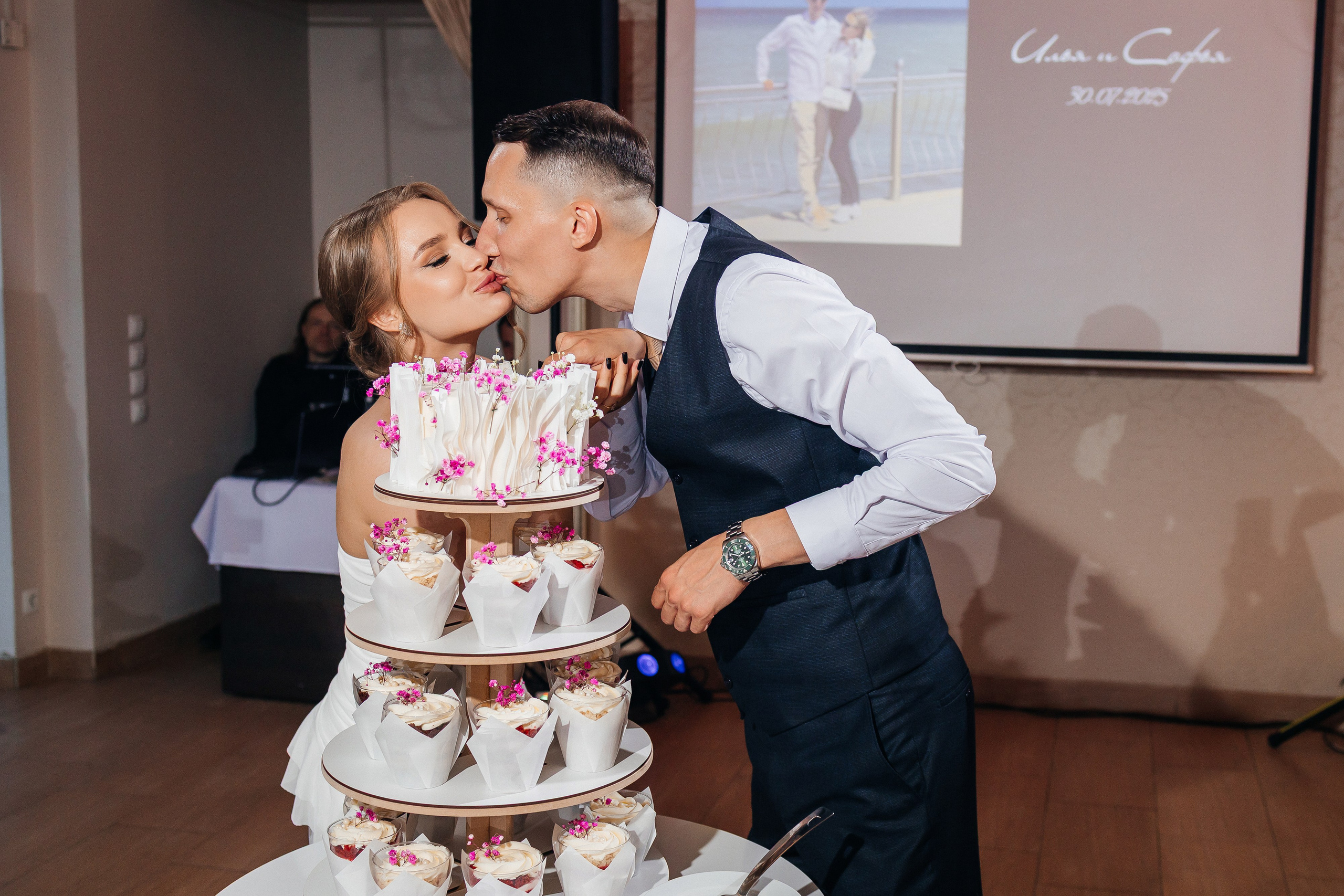 Красивый свадебный ужин в уютном ресторане. Олег Сверчков | Свадебный фотограф Вологда