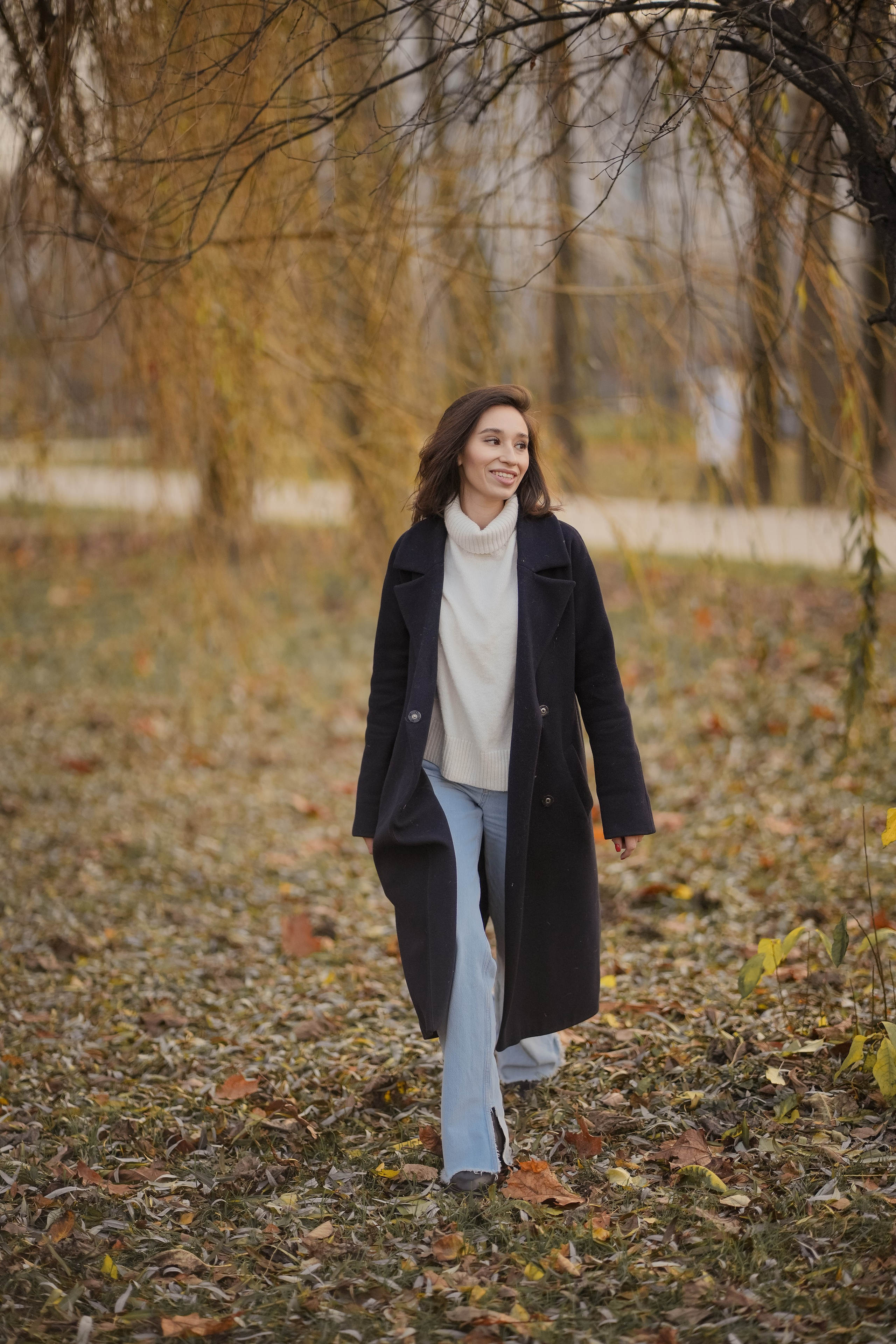 молодая девушка гуляет по Воронцовскому парку осенью в желтых листьях