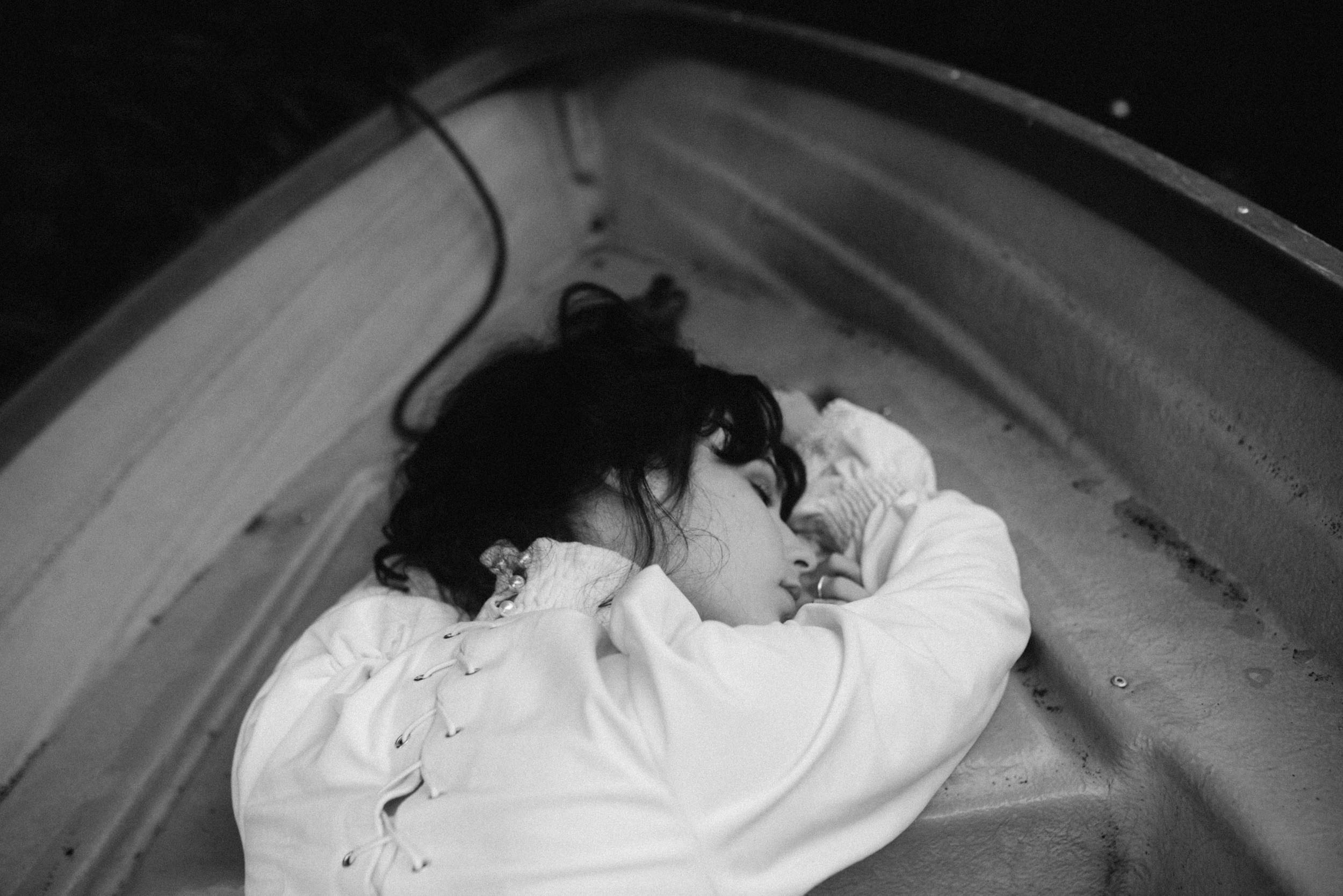 Черно-белый портрет девушки в лодке