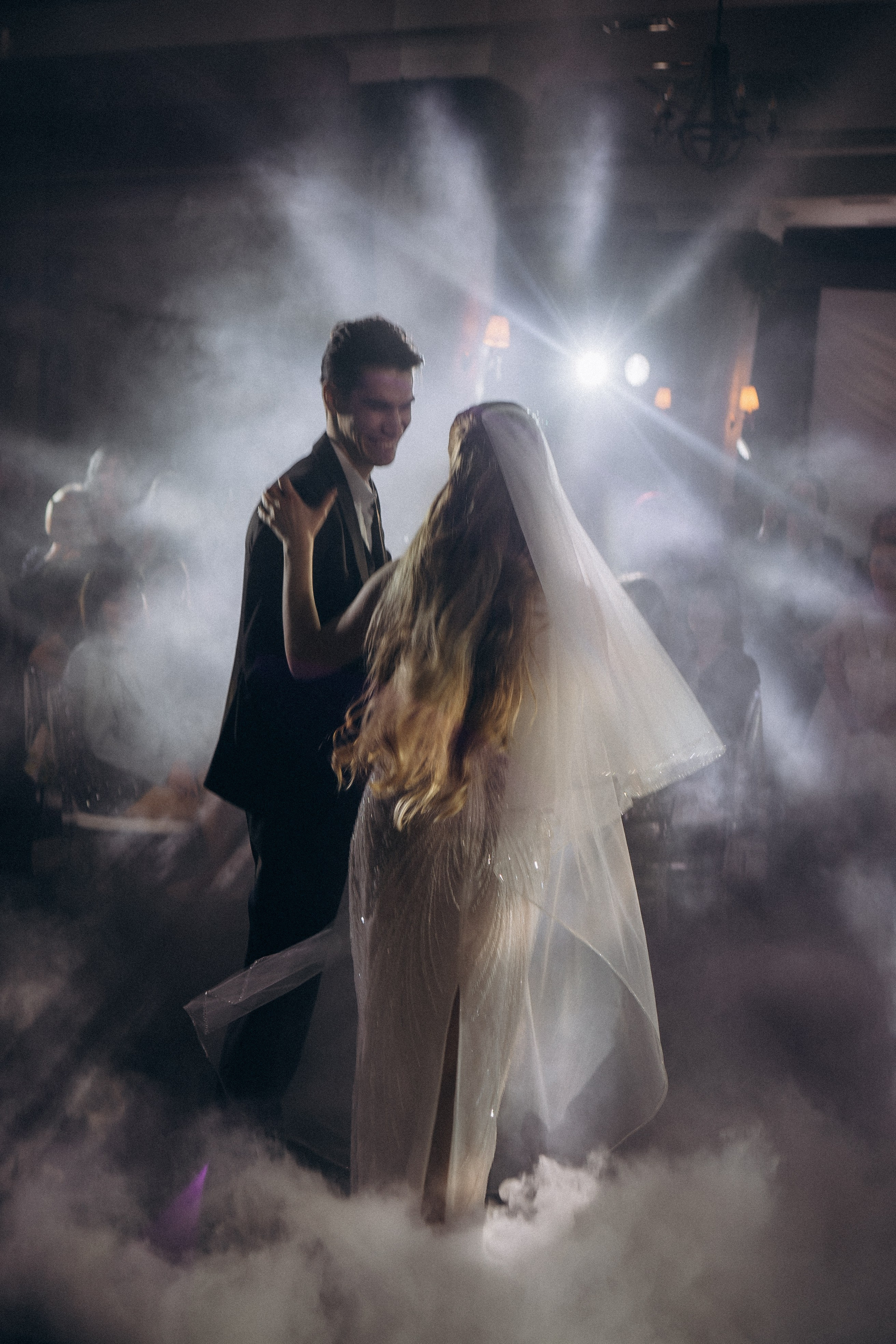 ПЕРВЫЙ ТАНЕЦ МОЛОДЫХ НА БАНКЕТЕ. ТРОГАТЕЛЬНЫЙ МОМЕНТ (СНЯТО В СИБИРЕ В НИЖНЕВАРТОВСКЕ). Профессиональный фотограф, Санкт-Петербург — Виктория Богомолова