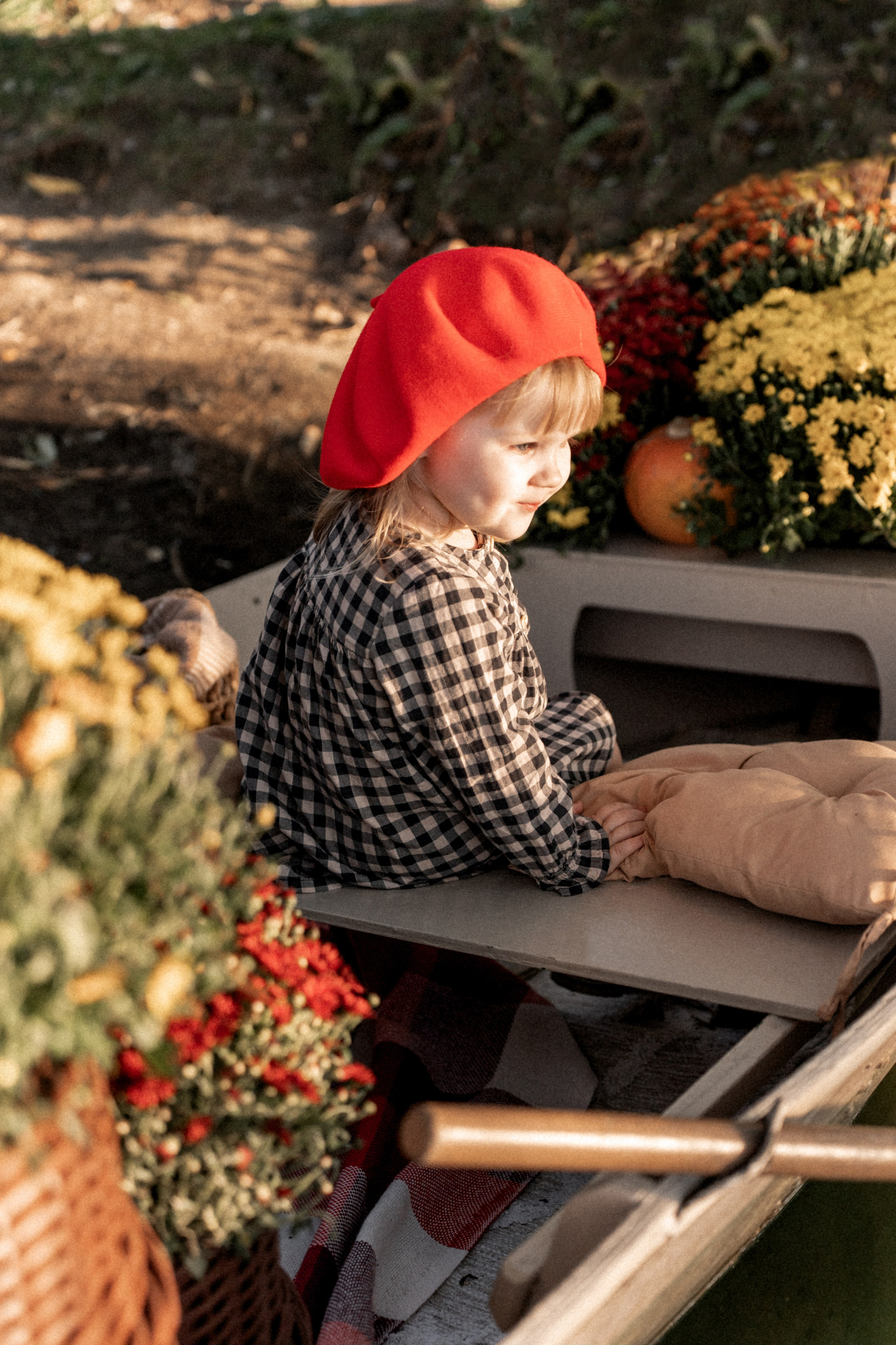 Хризантемовое плаванье маленькой мечтательницы. Ваш семейный фотограф в Минске — Вика Трегубова