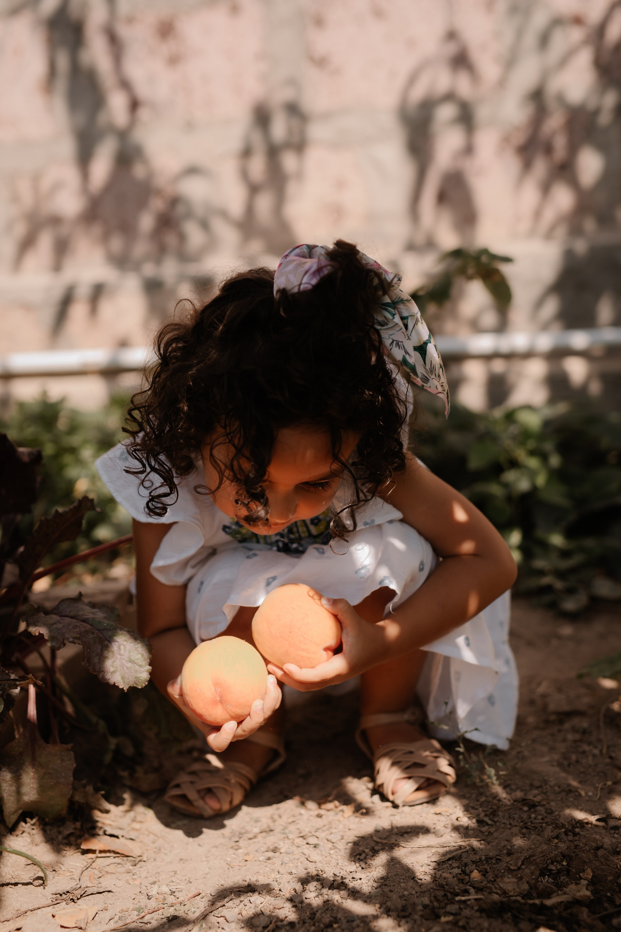 Baby with peaches. Фотограф и ретушер. (Армения/Россия)